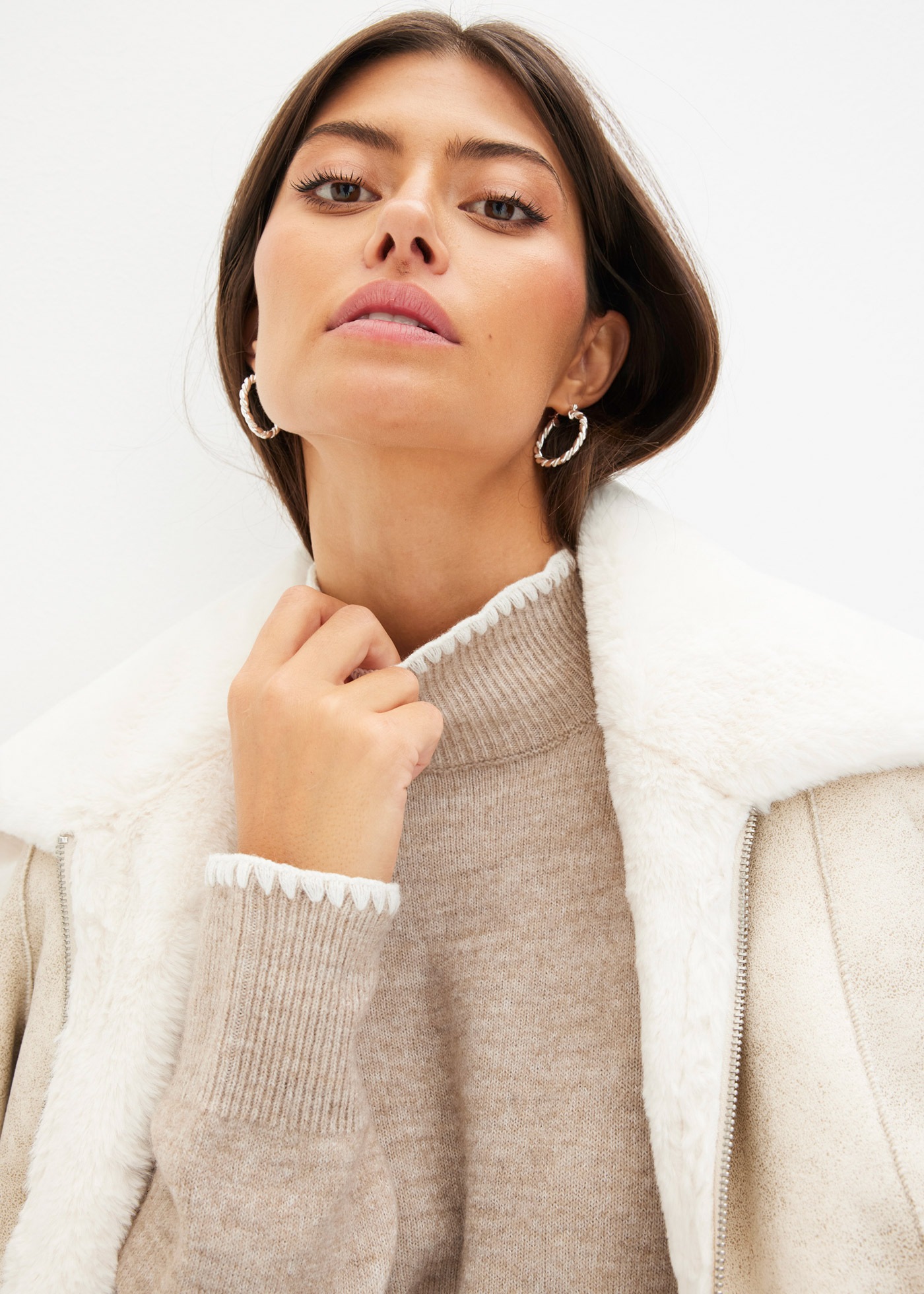 bonprix Pull en tricot aus Polyester, Polyacryl, Wolle und Elasthan, mit Stehkragen