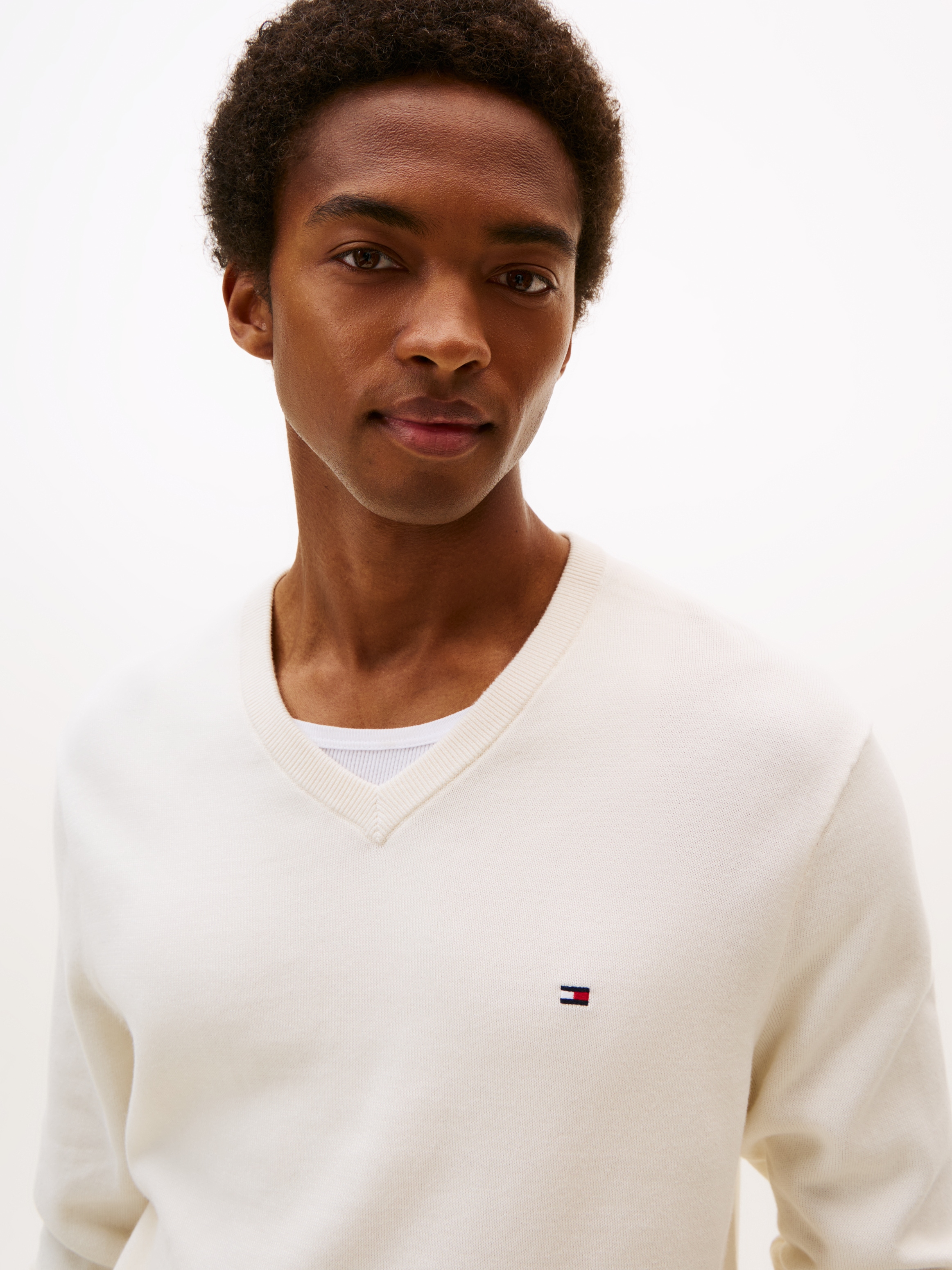 Tommy Hilfiger Strickpullover »ESSENTIAL COTTON V NECK mit V-Ausschnitt und Stickerei« unifarben, casual, regular fit, Baumwolle, V-Ausschnitt