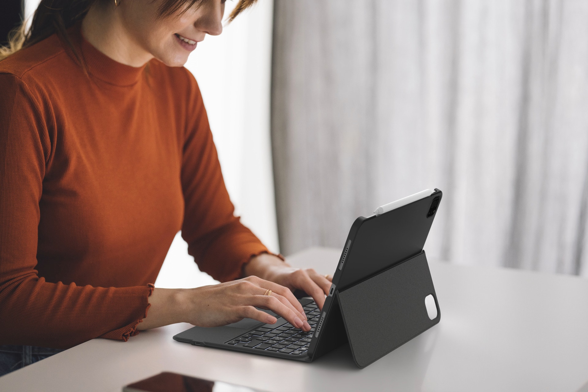 Belkin iPad-Tastatur »Connect Everyday Tastatur mit Hülle und Halter für iPad 10. Gen« (Touchpad)