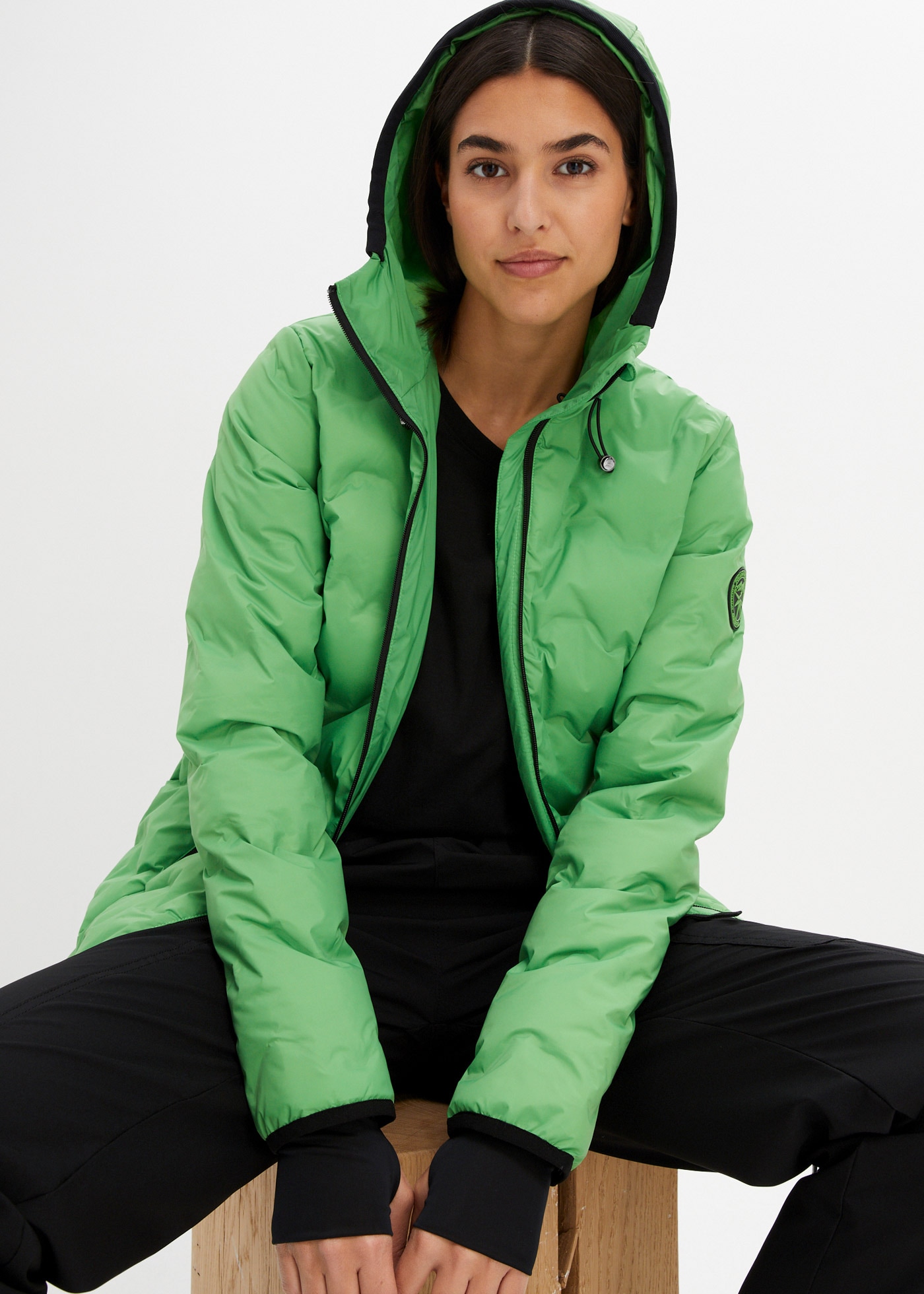 bonprix Veste fonctionnelle avec capuche étanche, avec une ouate ultralégère, couvrant les hanches