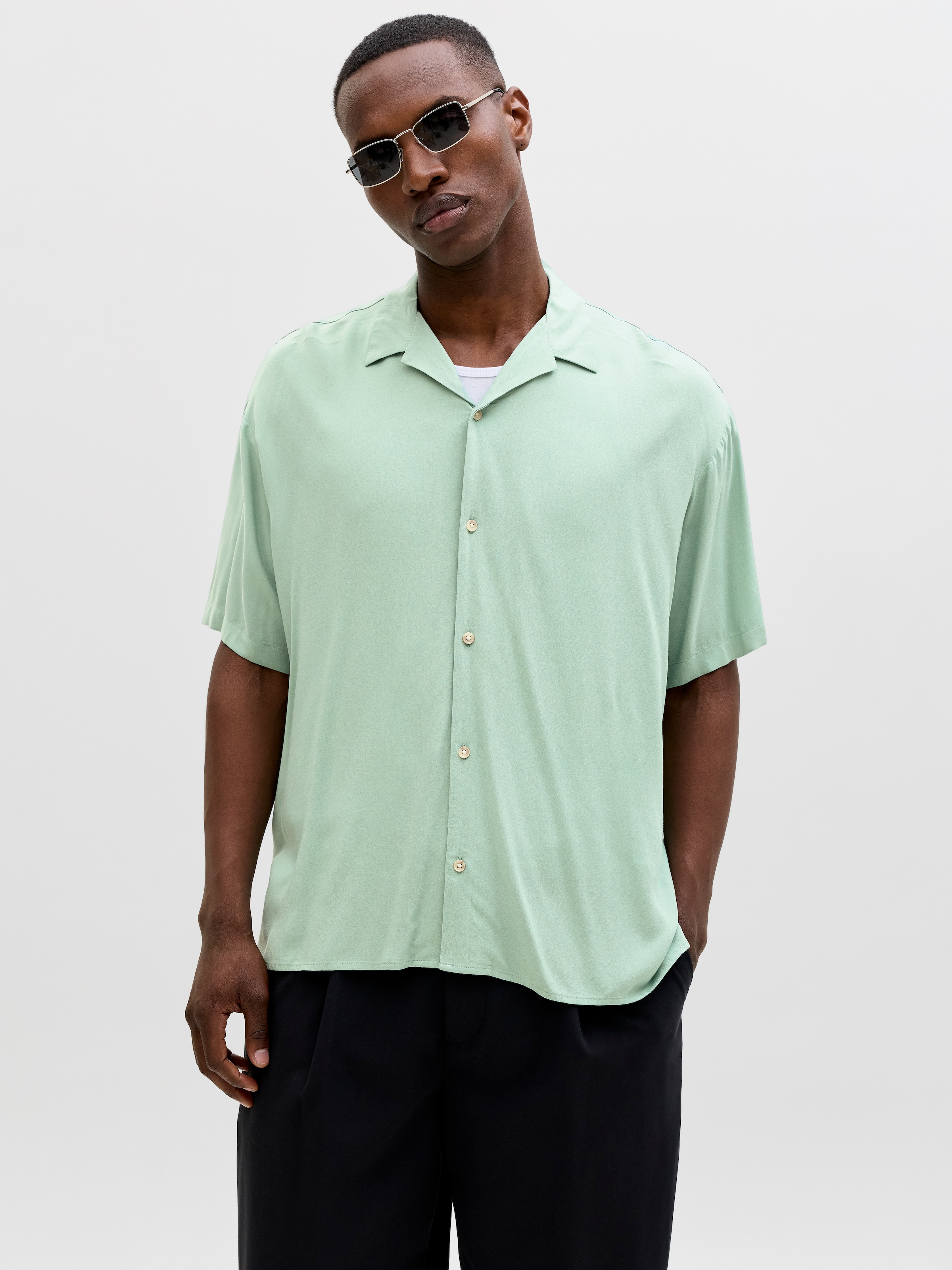 Jack & Jones Kurzarmhemd »JJEJEFF RESORT SOLID SHIRT SS SN« Viskose, loose fit