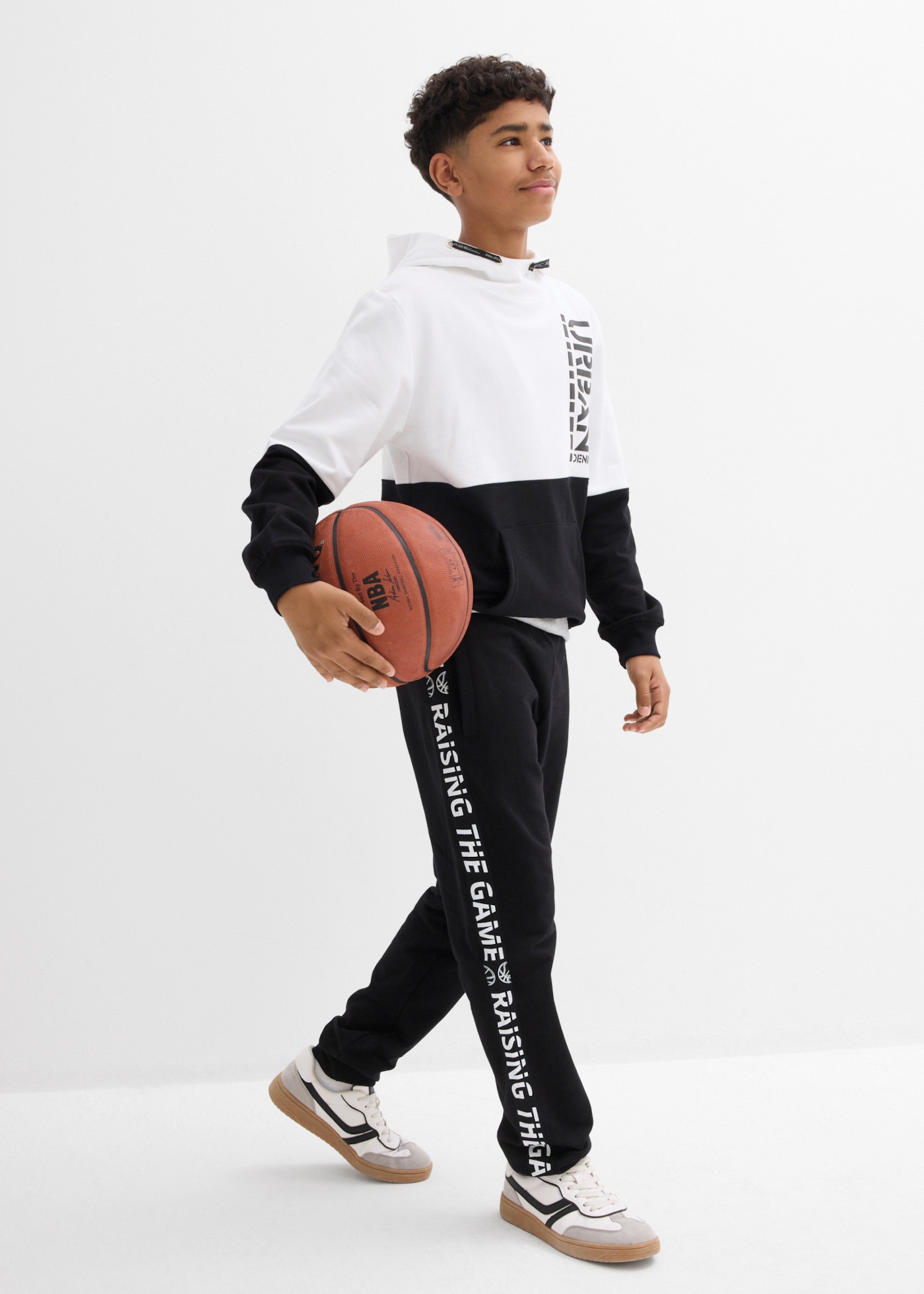 bonprix Pantalon sweat  pour garçons, avec inscription sur les côtés, coupe régulière, en coton