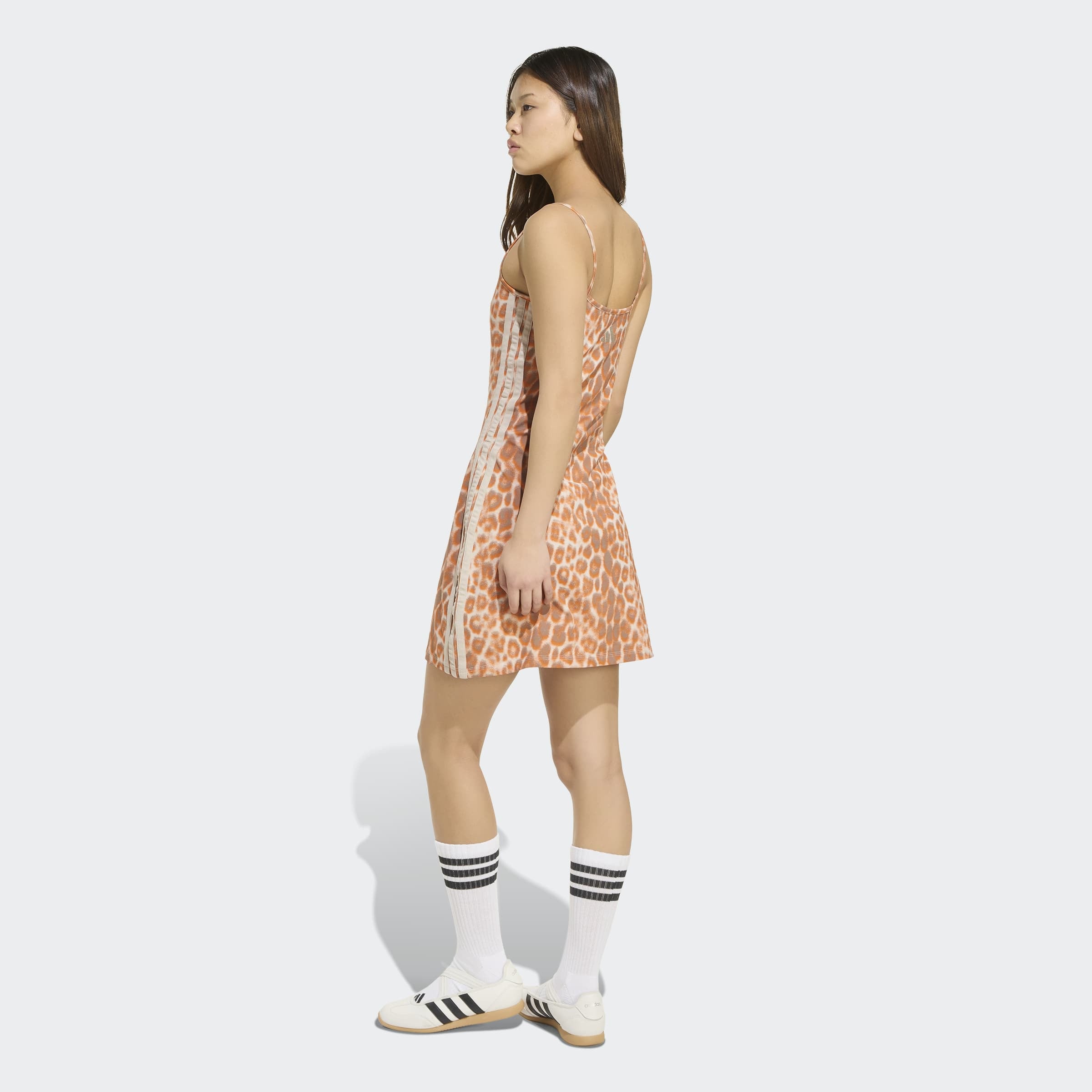 adidas Sportswear Shirtkleid »SEASONAL ESSENTIALS MIT LEOPARDENPRINT UND 3-STREIFEN«
