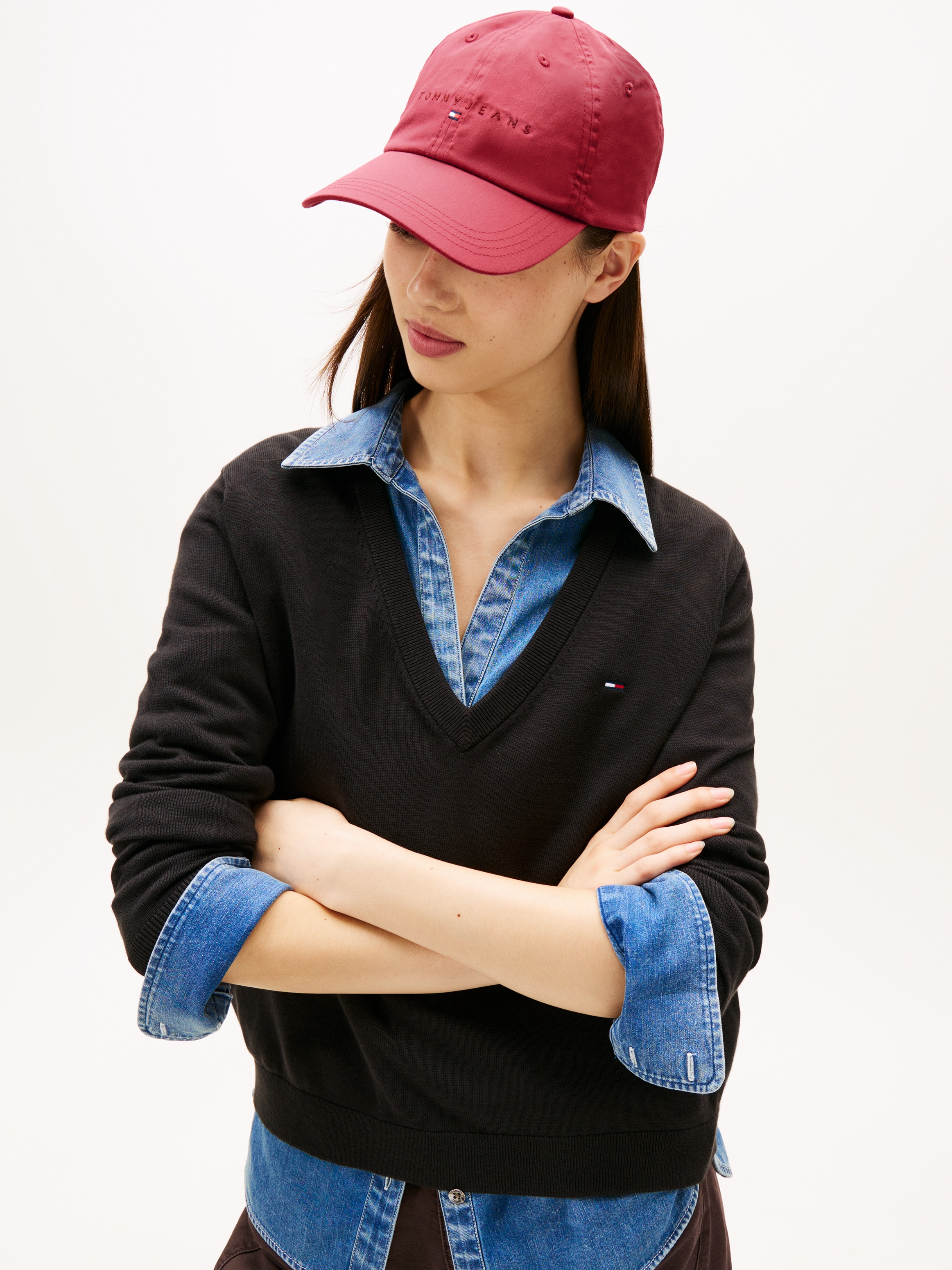 Tommy Jeans Pull col V »TJW ESSENTIAL VNECK SWEATER EXT« mit Logostickerei