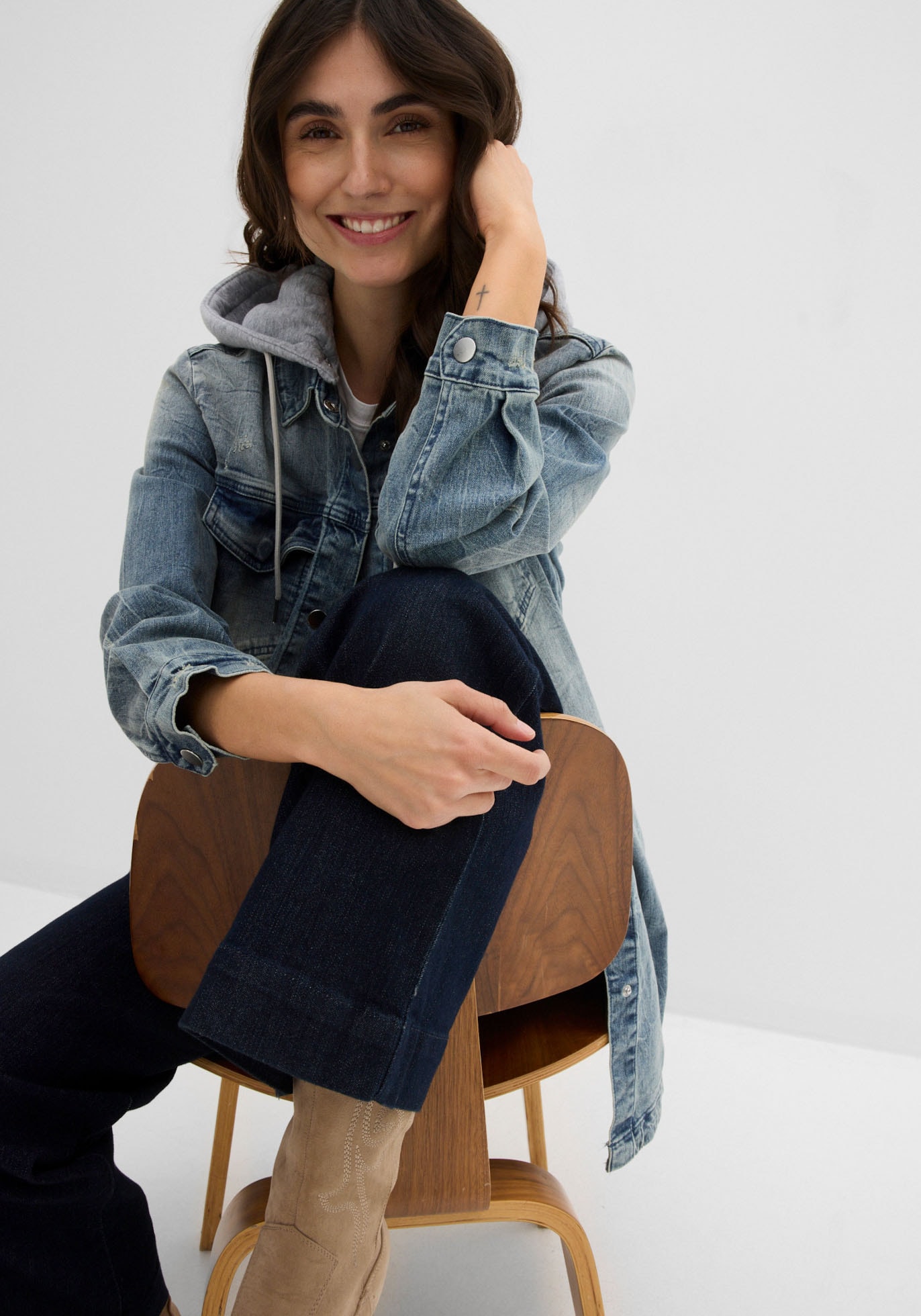 bonprix Veste en jean mit Kapuze lange, bequeme Passform, mit Eingriffs- und Brusttaschen