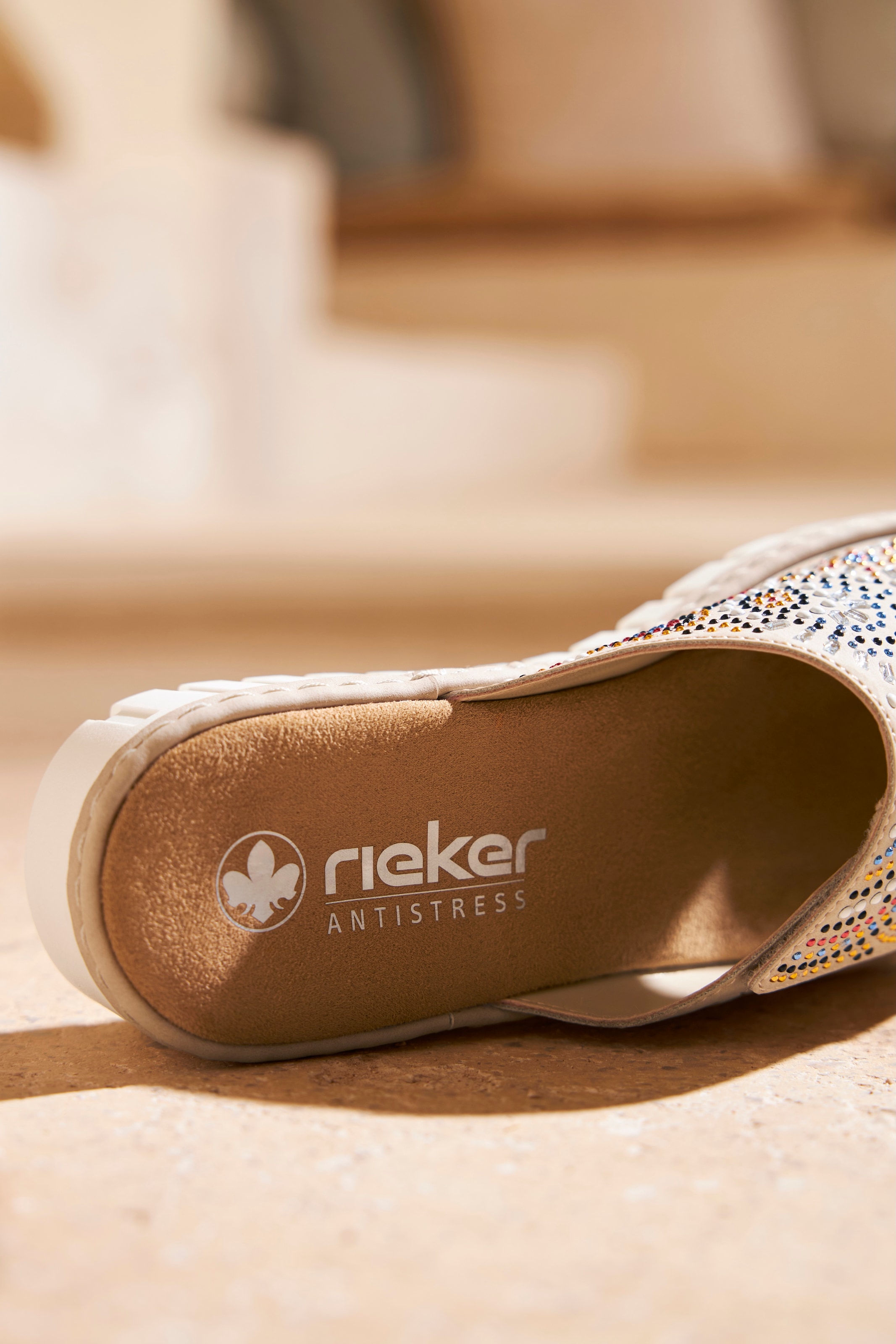 Rieker Pantolette  Sommerschuh, Strandschuh, Hausschuh mit regulierbarem Klettverschluss