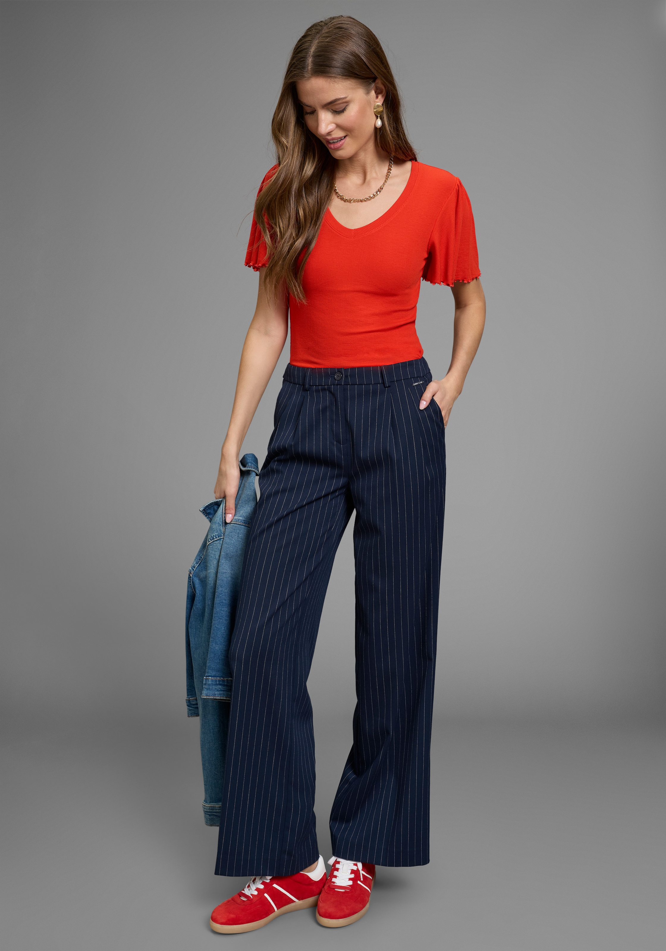 Laura Scott T-shirt en V mit Flügelärmeln, sehr figurbetonte Passform, Rippstruktur