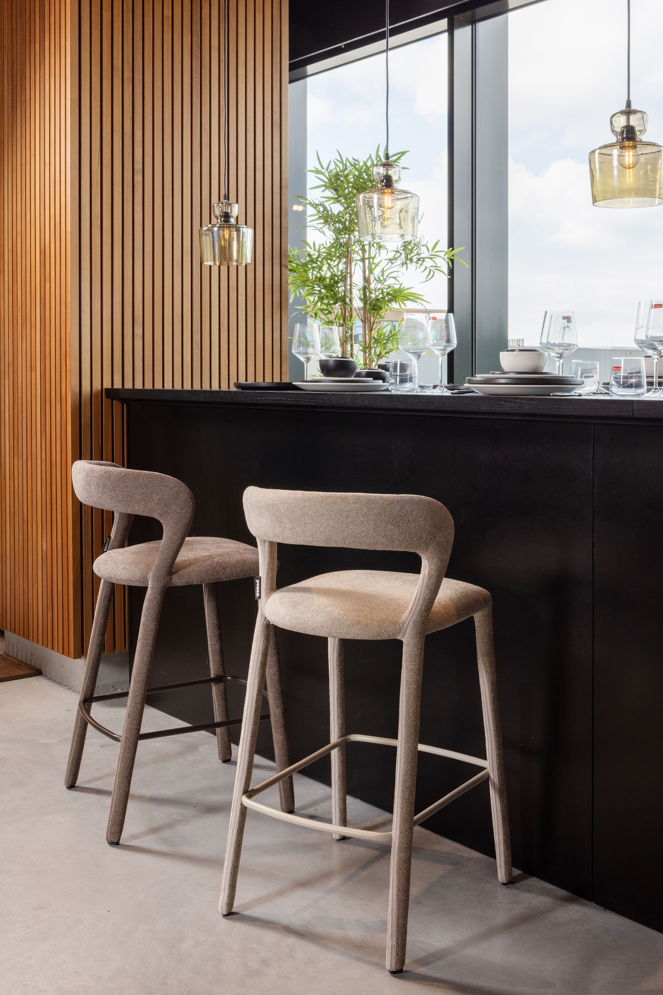 WOOOD Tabouret de bar »Noble mit Fussstütze und vollständig gepolstertem B 48 x T 52 x H 95 cm« revêtement en tissu, capacité 150 kg, haute résistance à l'usure