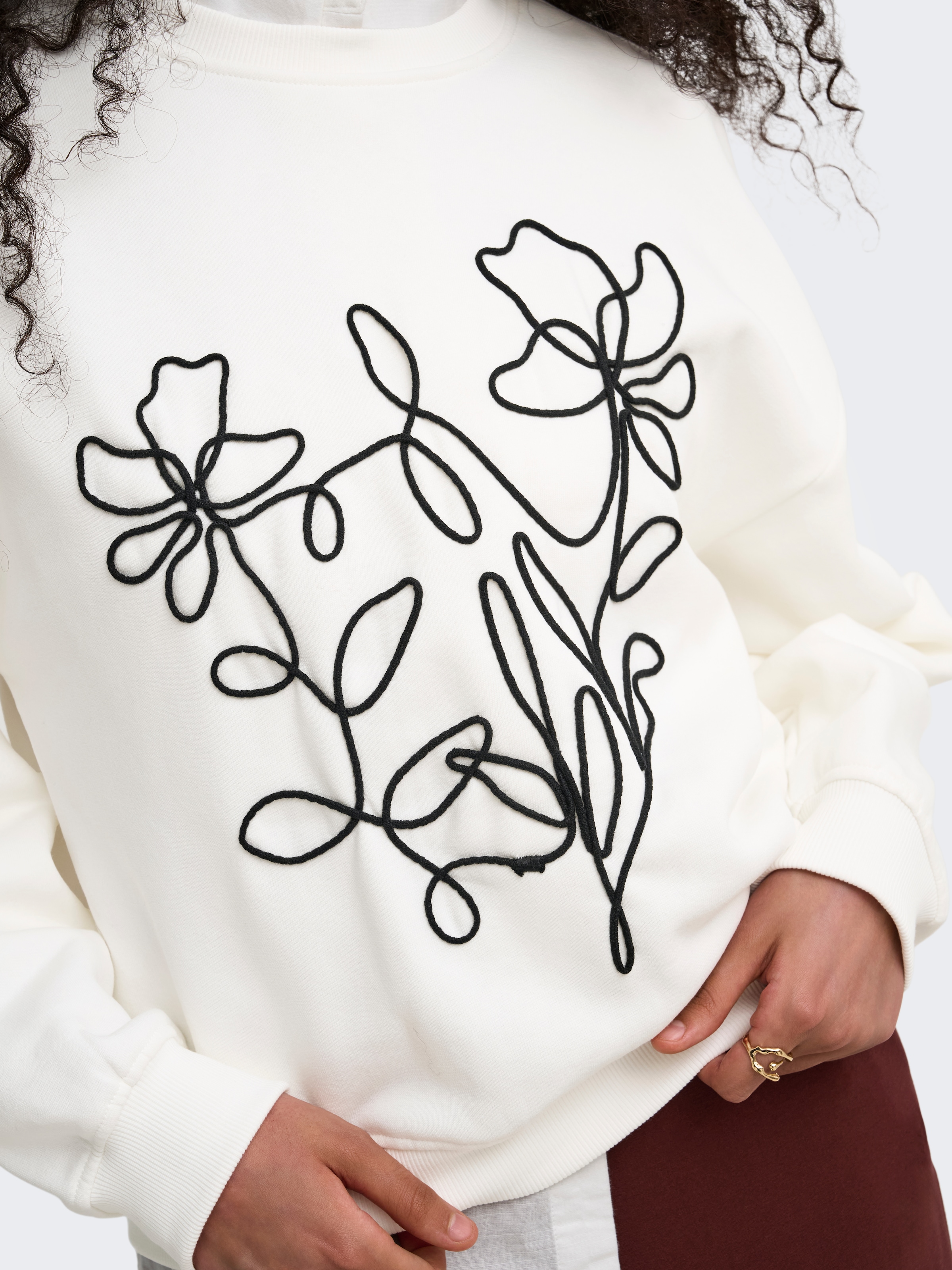 ONLY Sweat-shirt »ONLBROOKLYN L/S EMBROIDERY BOX SWT«, mélange coton, coupe régulière
