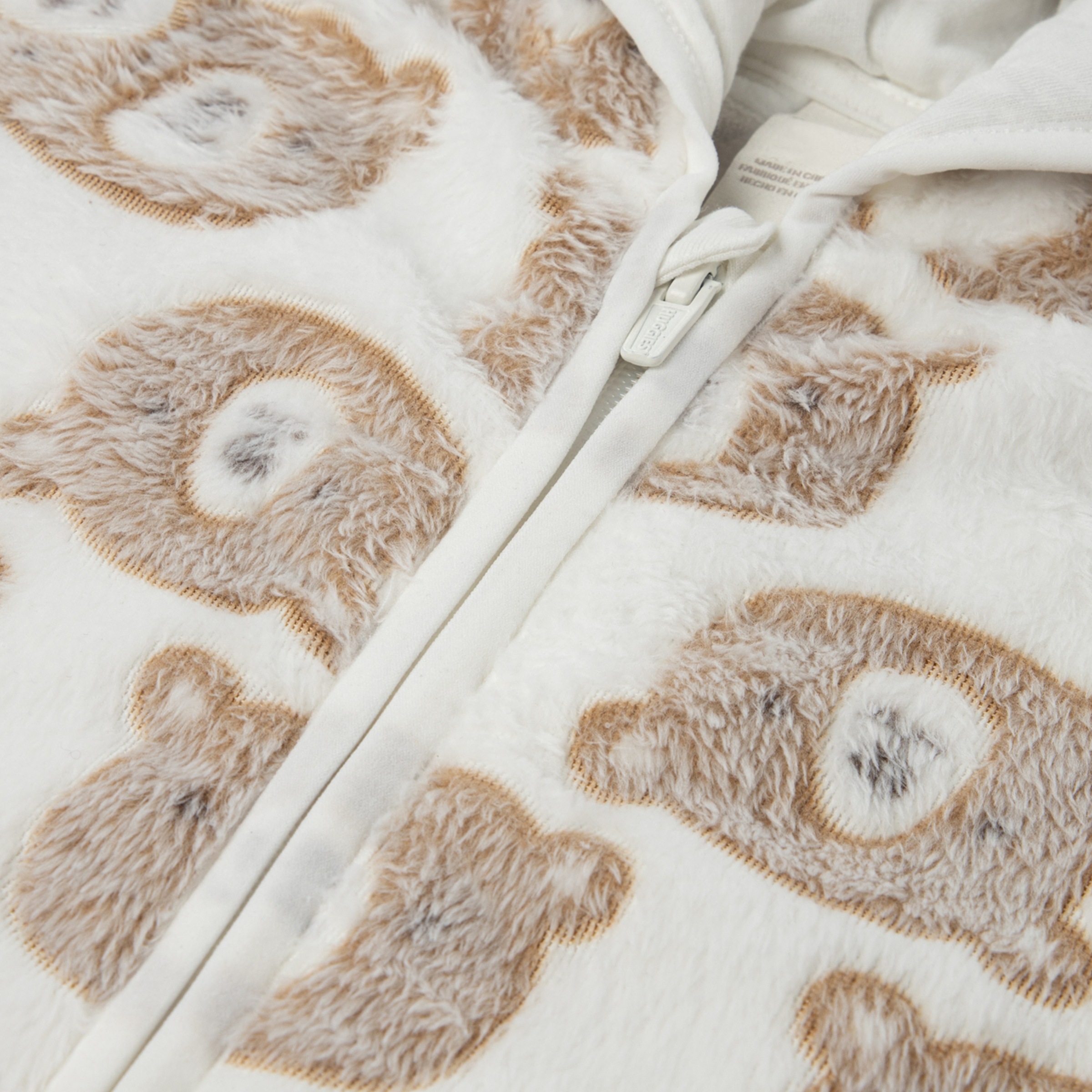 HUGGIES babywear Strampler »HUGN JACQUARD SHERPA PRAM« mit durchgehendem Reissverschluss - Teddymotiv / mit Kapuze