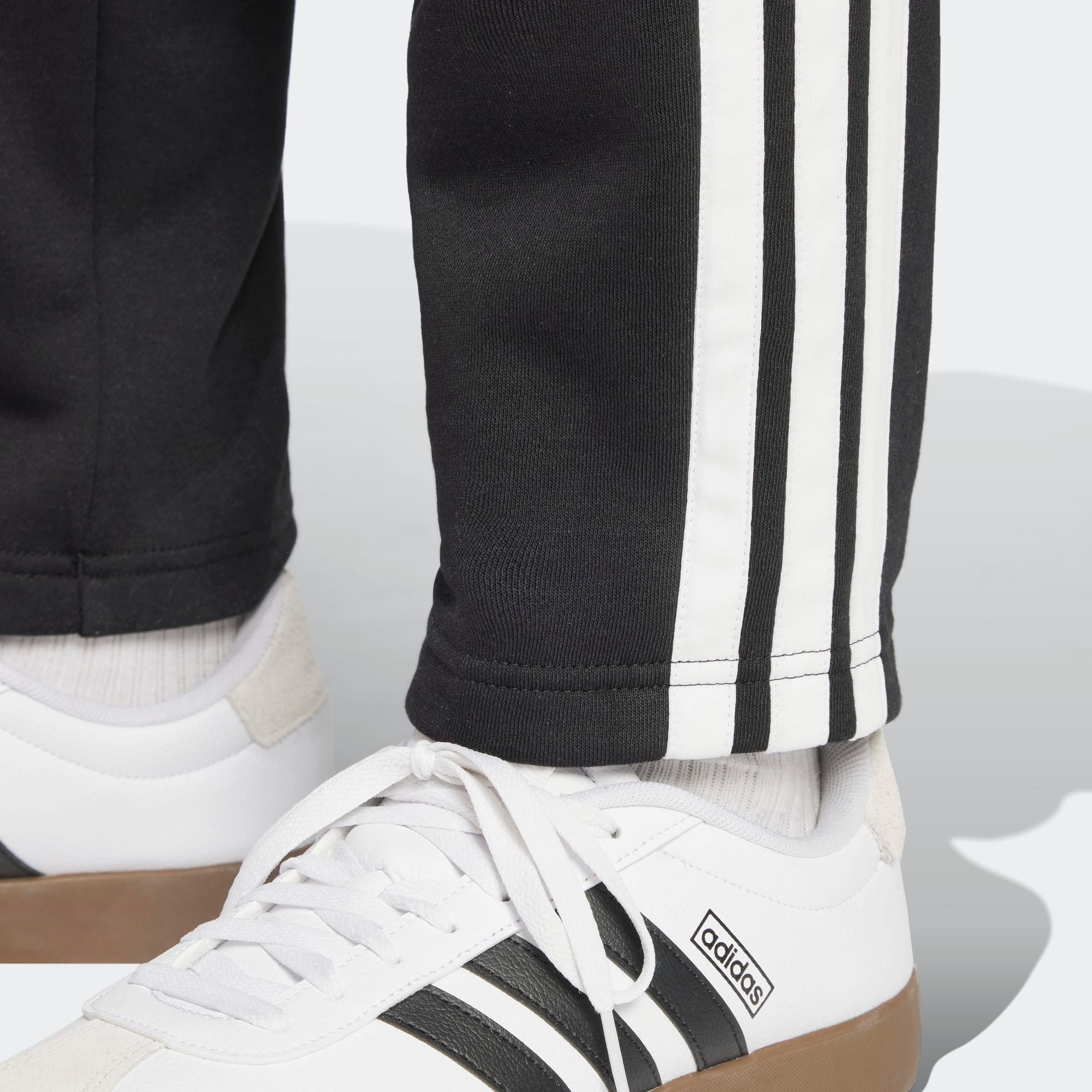 adidas Sportswear Sporthose »ESSENTIALS 3-STREIFEN OPEN HEM«  aus Baumwolle, Polyester und Viskose, offener Saum