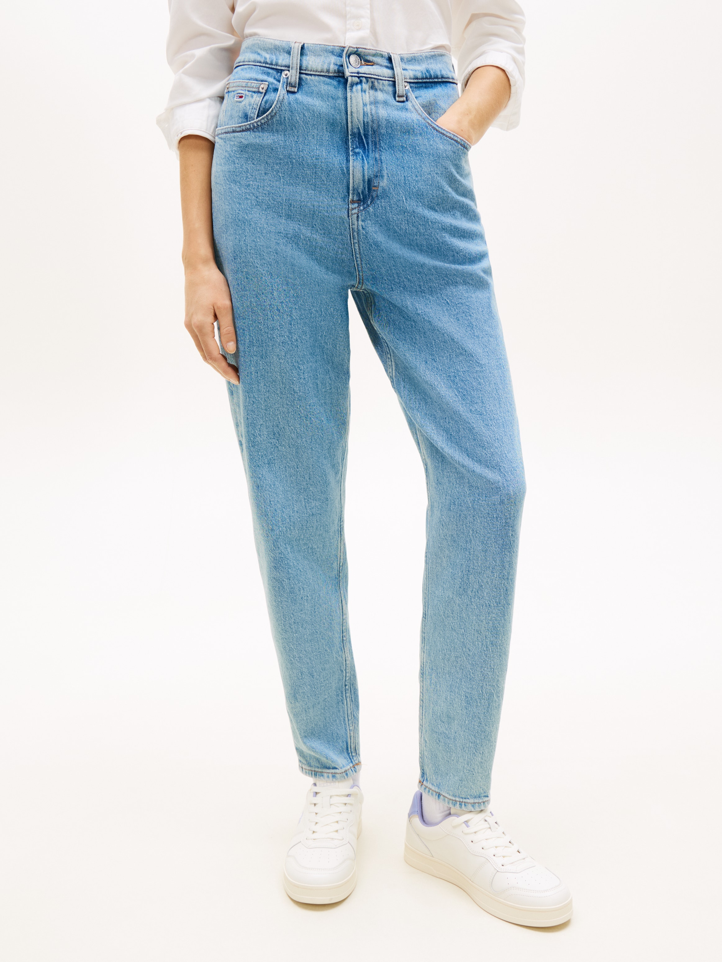 Tommy Jeans Tapered-fit-Jeans »High waist - Mom-Jeans Tapered« Mit Tommy Hilfiger Logo-Flag auf der Gesässtasche
