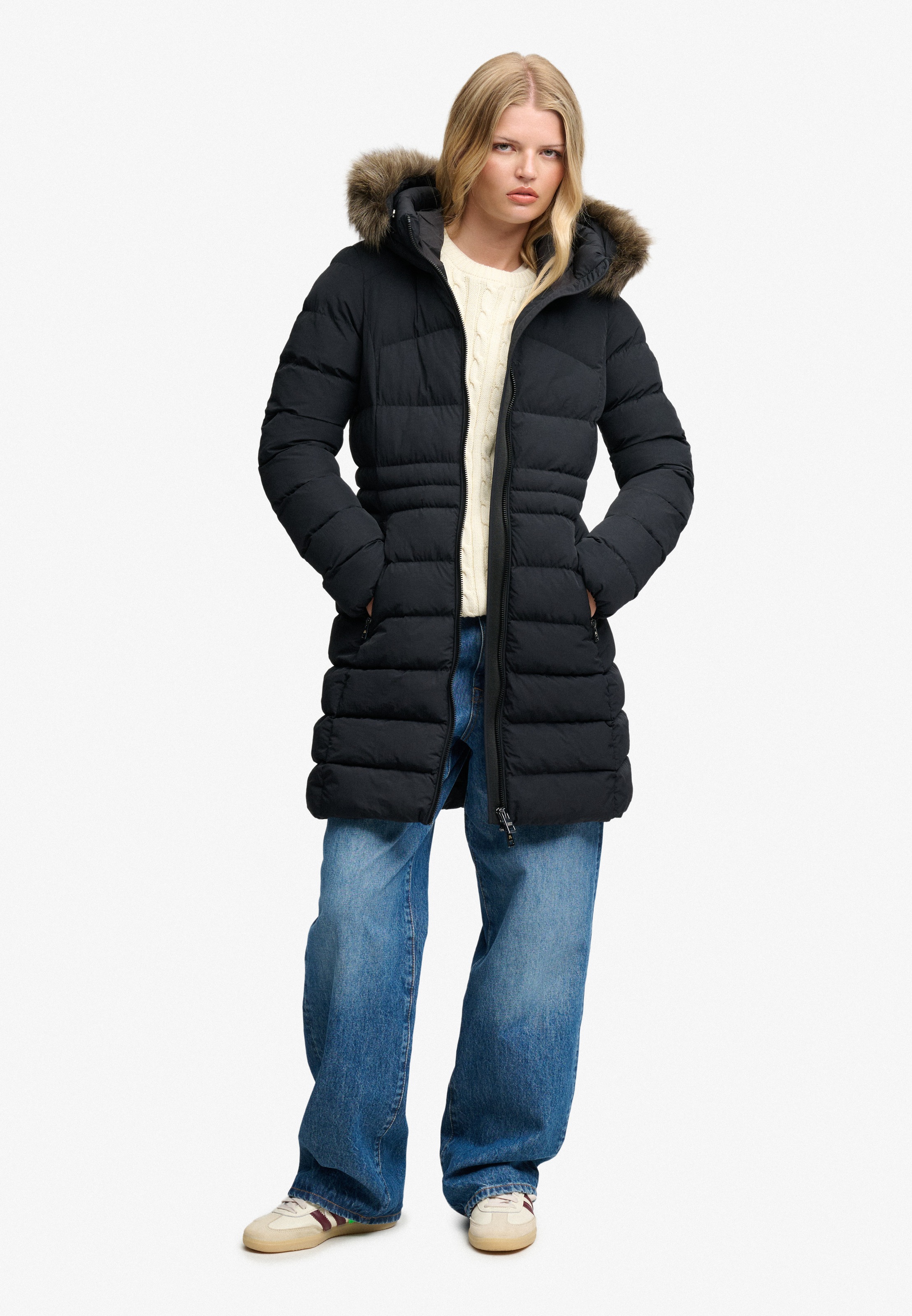Superdry Veste matelassée »HOOD FAUX FUR FUJI MID LENGTH« avec capuche fibre synthétique, coupe slim
