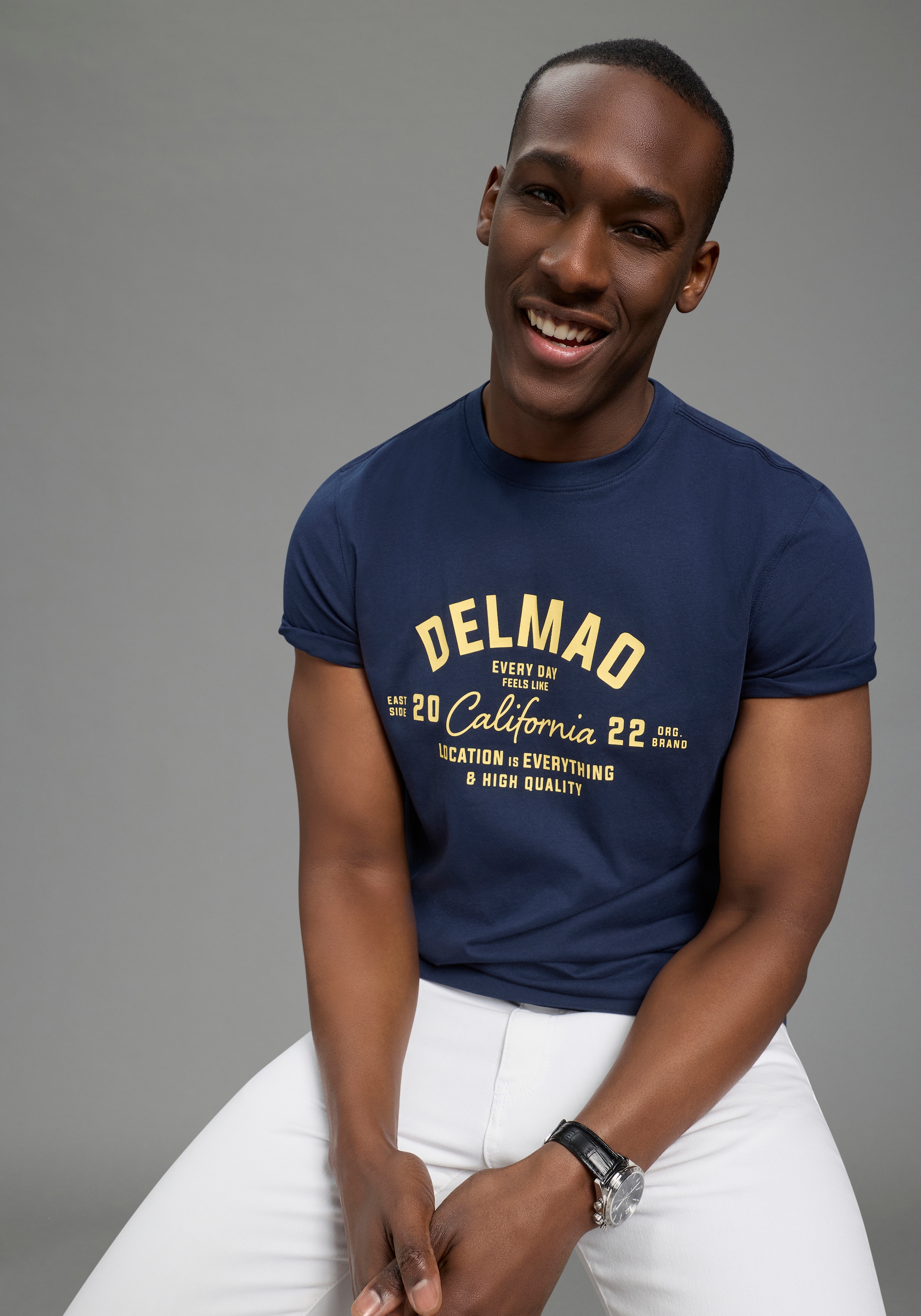 DELMAO Rundhalsshirt »Neue Kollektion!« normale Passform, kurzarm, bedruckt, mit Rundhalsausschnitt