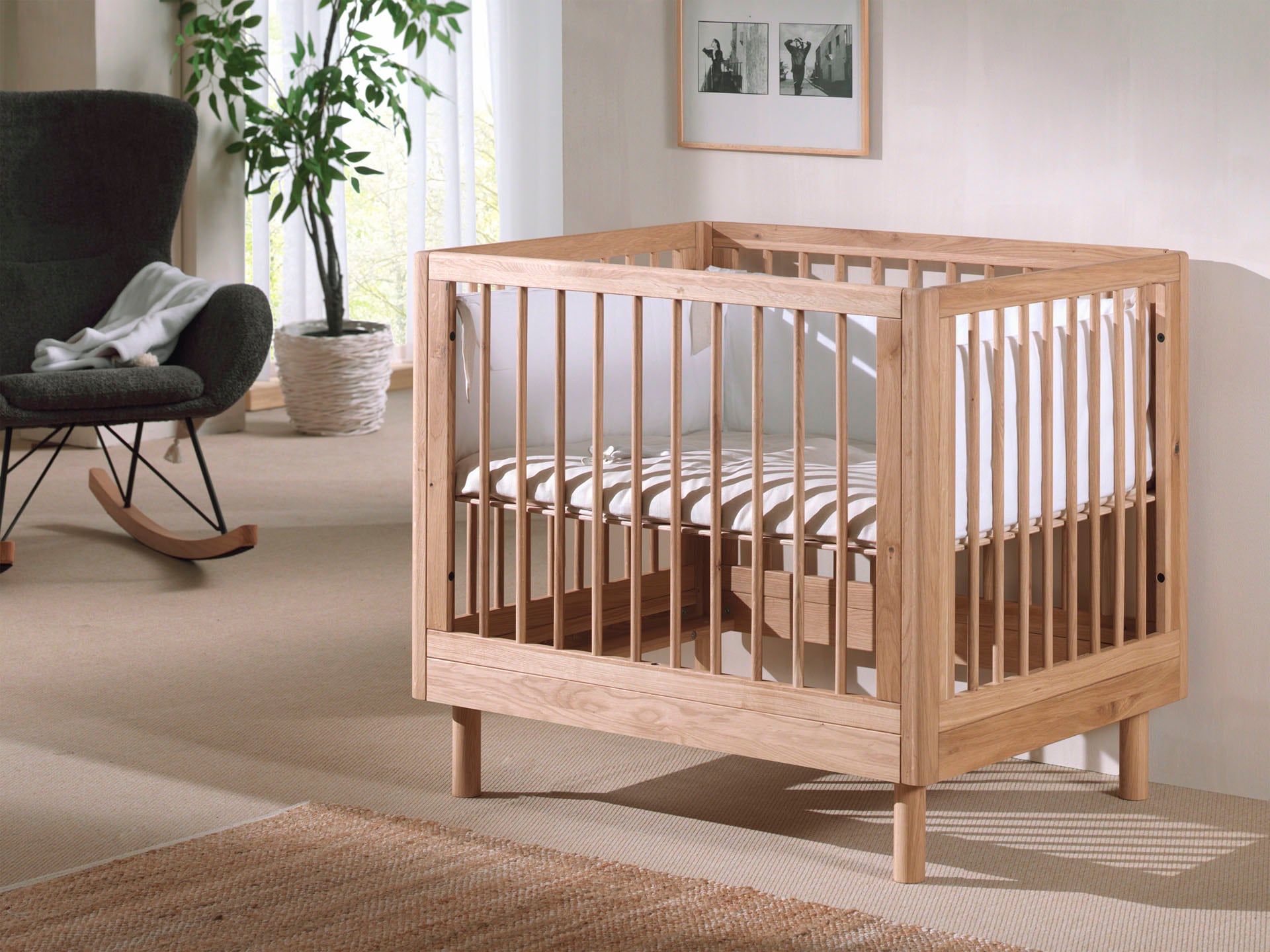 Vipack Lit d'enfant »stabil und hochwertig gebaut, Kanten gerundet, umlaufendes Gitter« 95/75 cm, incluant plaque de sol, en chêne massif huilé naturel