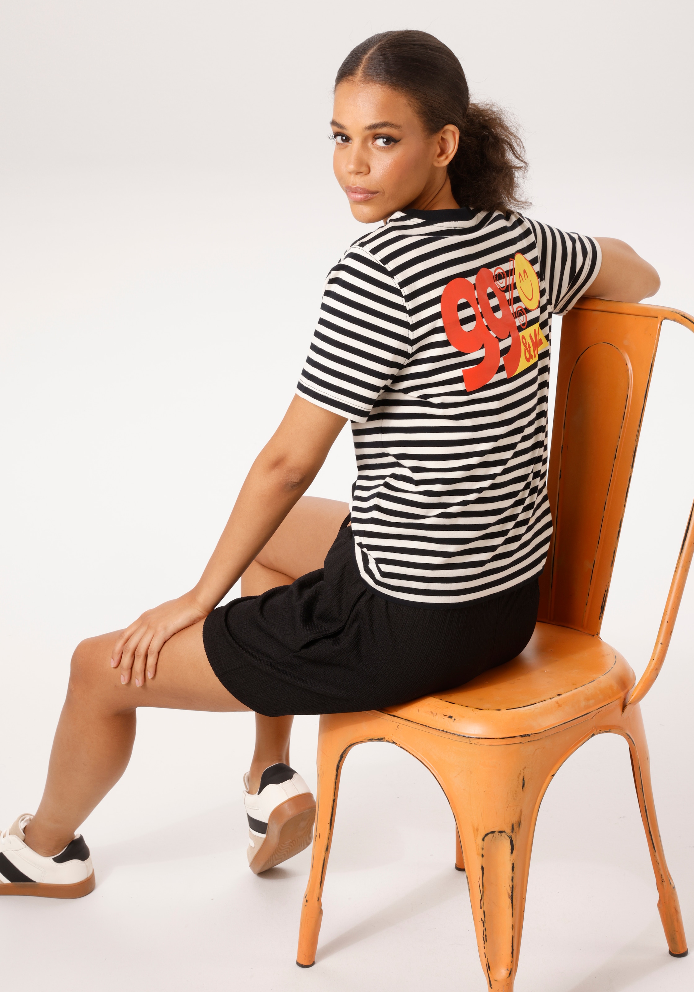 Aniston CASUAL T-Shirt mit Smiley und Folienprint im Rücken