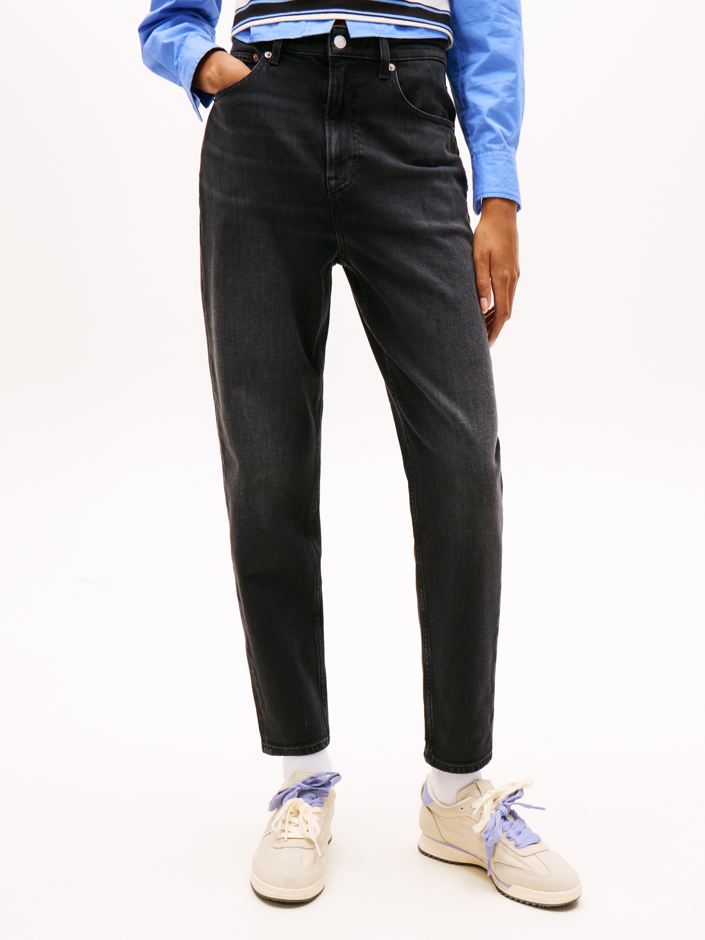 Tommy Jeans Mom-Jeans »MOM JEAN UH TPR« mit Logo-Stickereien, in knöchelfreier Länge