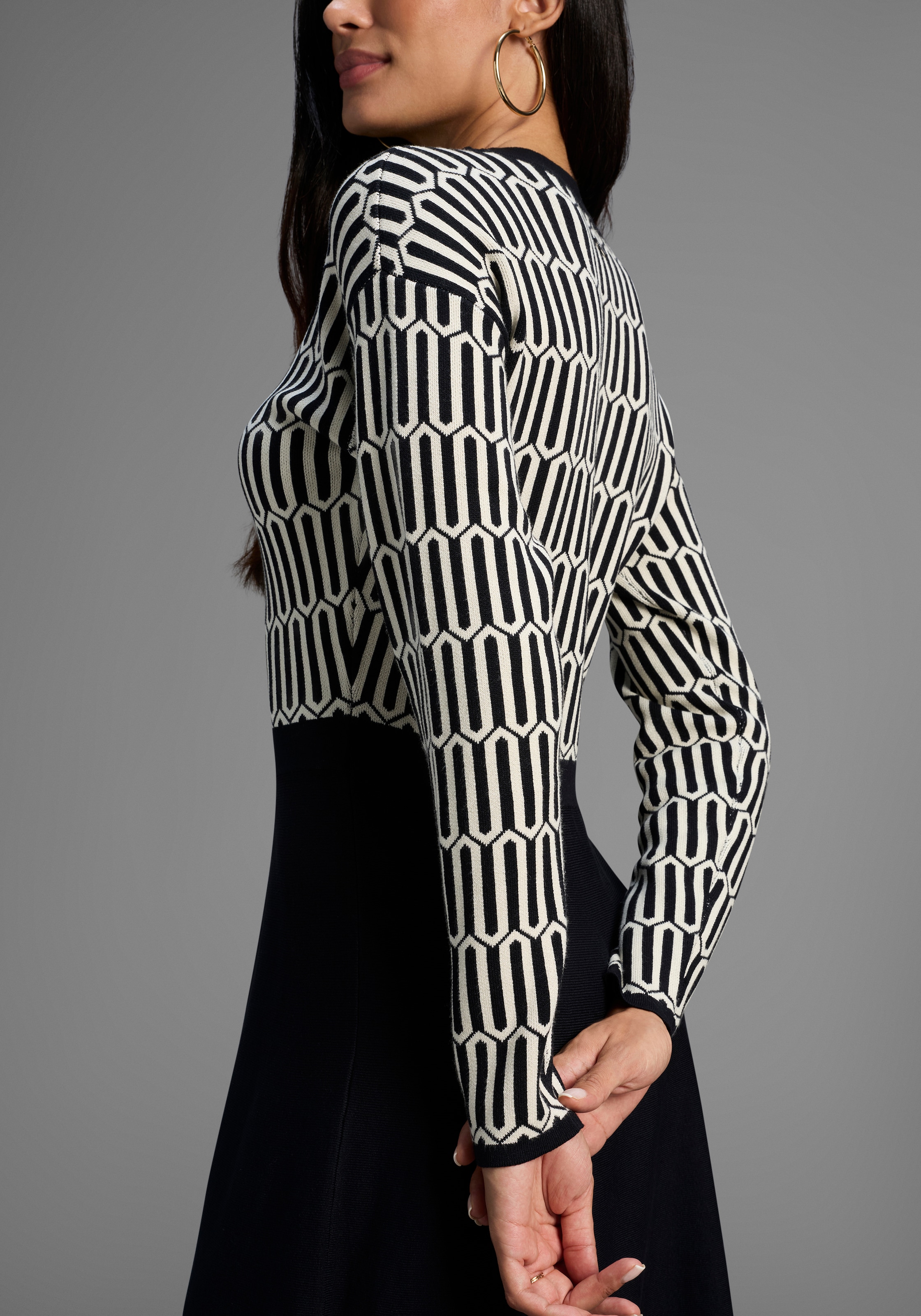 Laura Scott Robe en tricot mit grafischem Strickmuster - NEUE KOLLEKTION