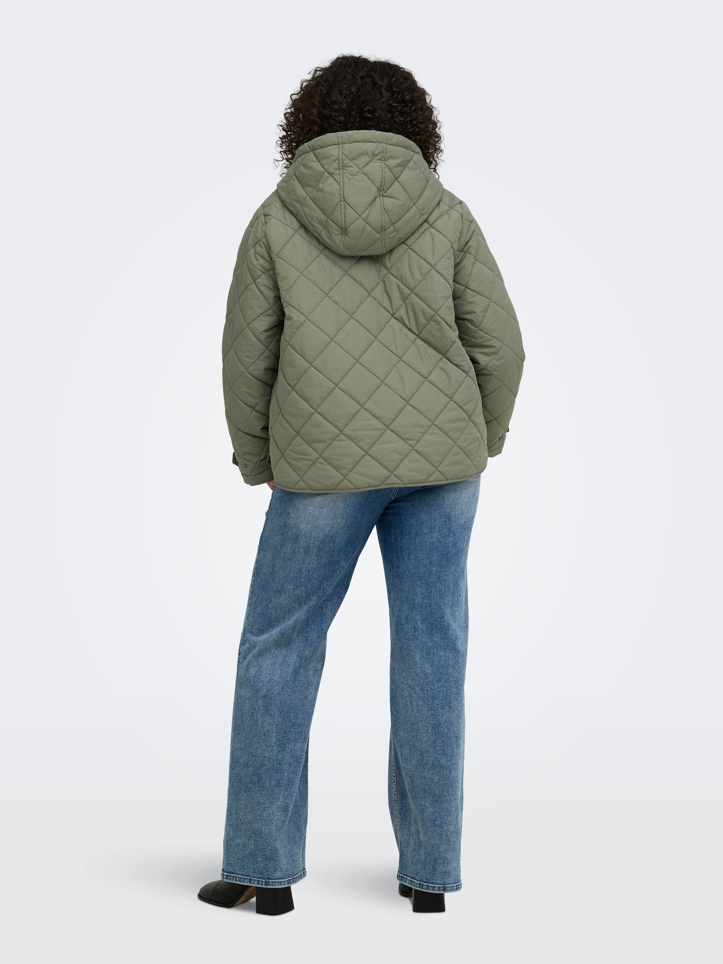 ONLY CARMAKOMA Veste matelassée »CARJULIET QUILTED HOOD JACKET NOOS« avec capuche fibre synthétique, coupe normale