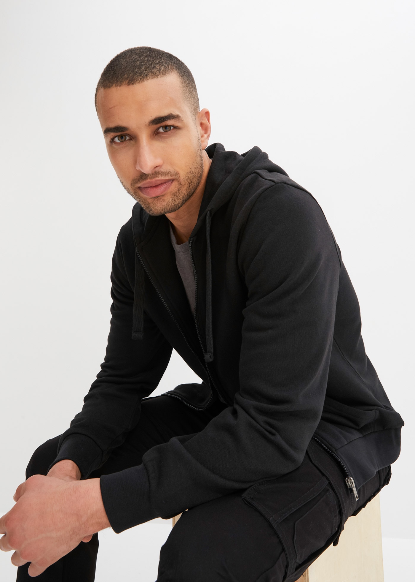 bonprix Sweat à capuche »Kapuzen-Sweatjacke mit Reissverschluss« avec capuche, fermeture éclair, poches kangourou, Regular Fit