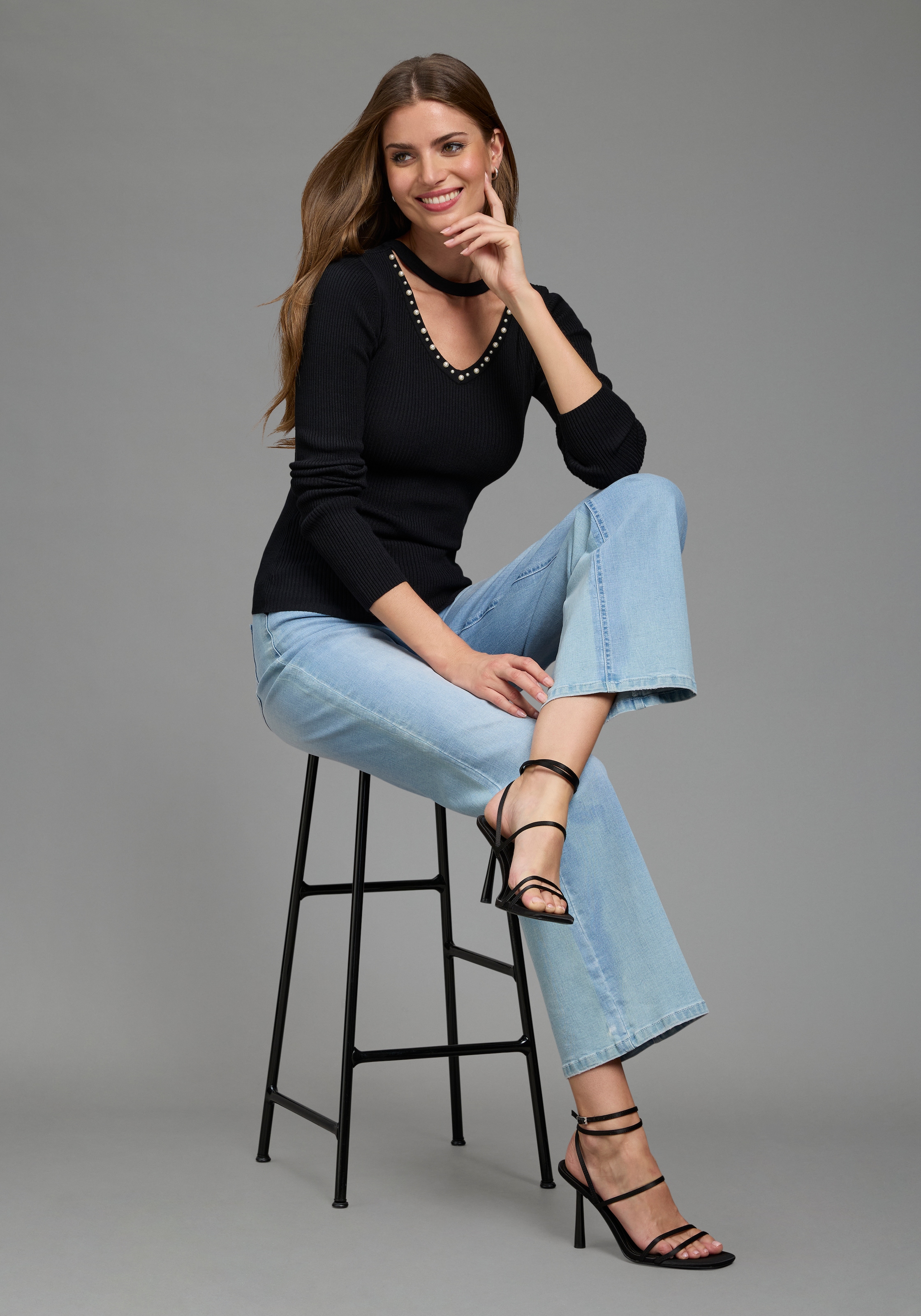 Laura Scott Pull en tricot »mit tiefem V-Ausschnitt« avec détails en perles, en mélange de viscose agréable
