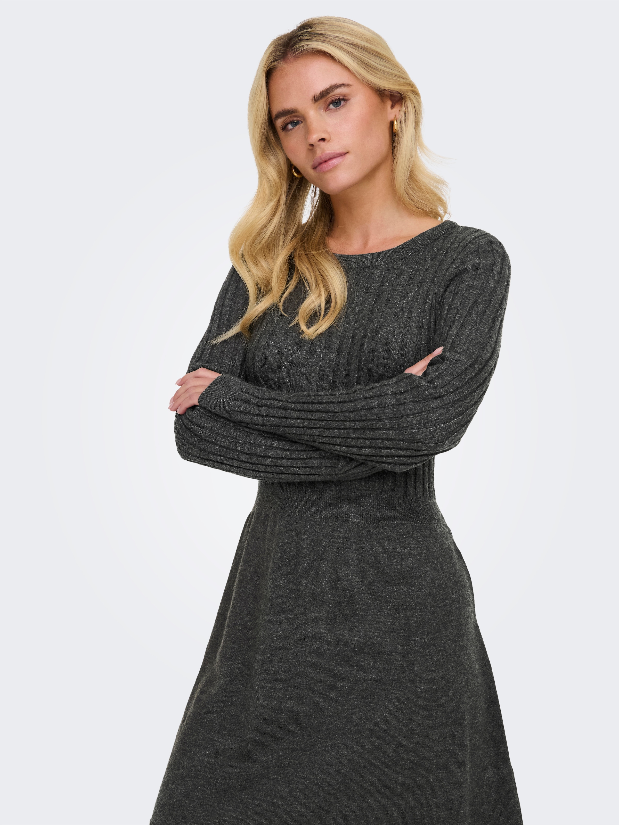 ONLY Robe en tricot »ONLFIA LS CABLE DRESS KNT« mélange viscose, coupe régulière