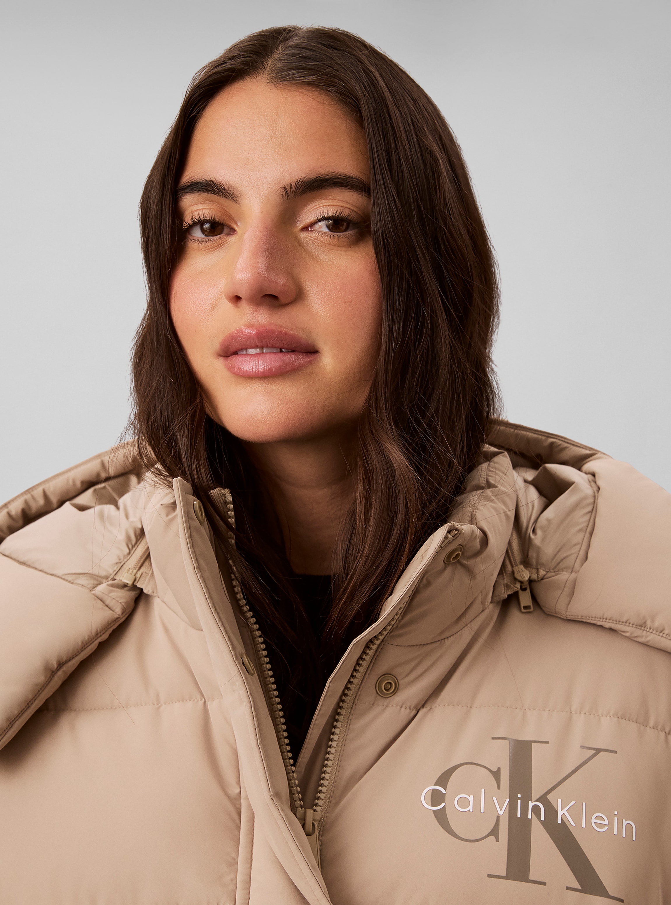 Calvin Klein Jeans Veste matelassée »MATTE MONOLOGO SHORT PUFFER« avec capuche Avec capuche, inscription logo