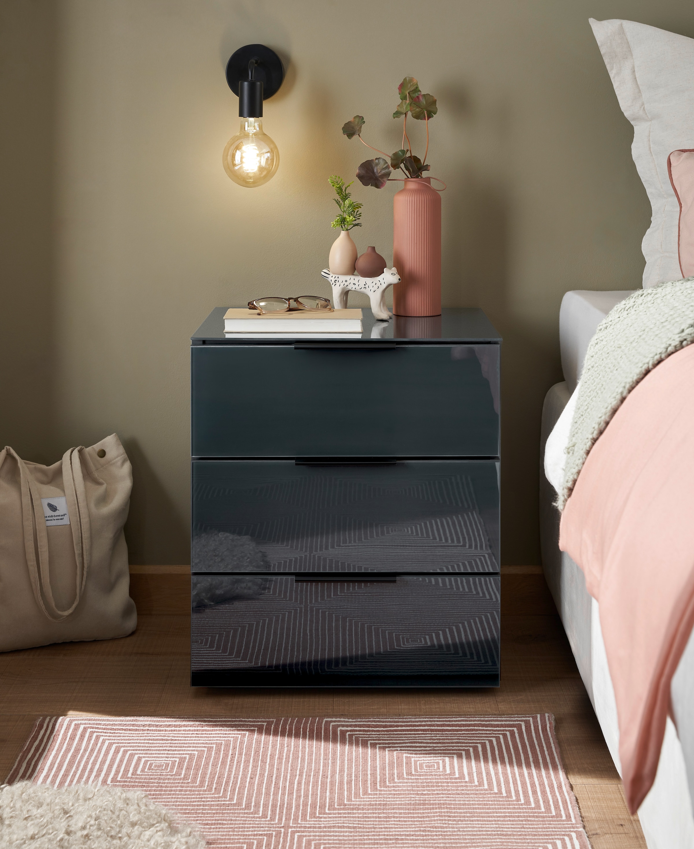 Schlafkontor Nachtkommode »Pari Nachtkonsole, Nachtschrank, Nachttisch« mit 3 Schubkastenfronten aus Glas