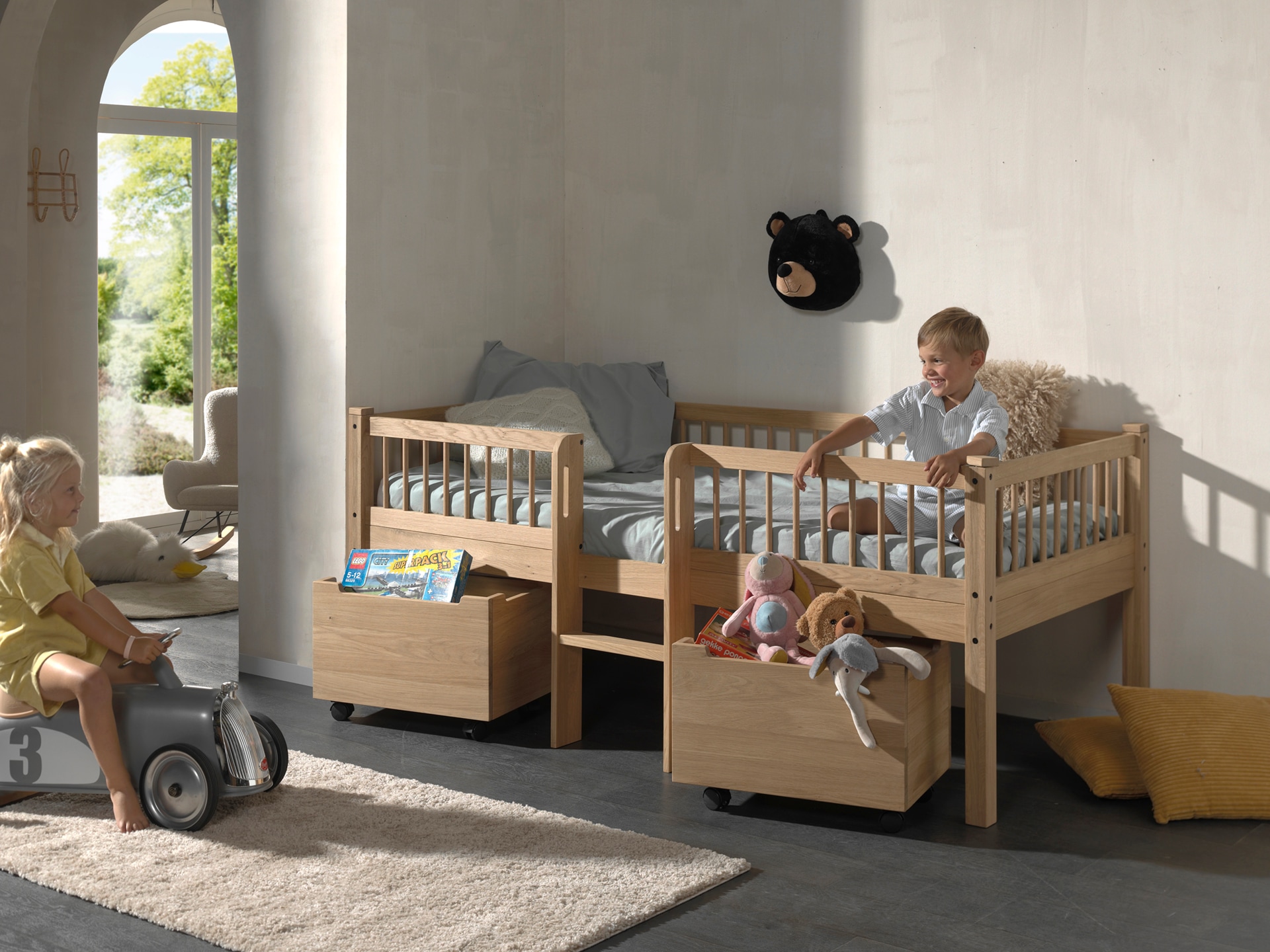 Vipack Lit en bois massif »Forrest Made in Europe, stabil und hochwertig gebaut, mit 2 Rollboxen« 90/200 cm, avec sommier à lattes et échelle, montage inversé possible,  incl. protection anti-chute périphérique en style barreaux, chêne naturel huilé