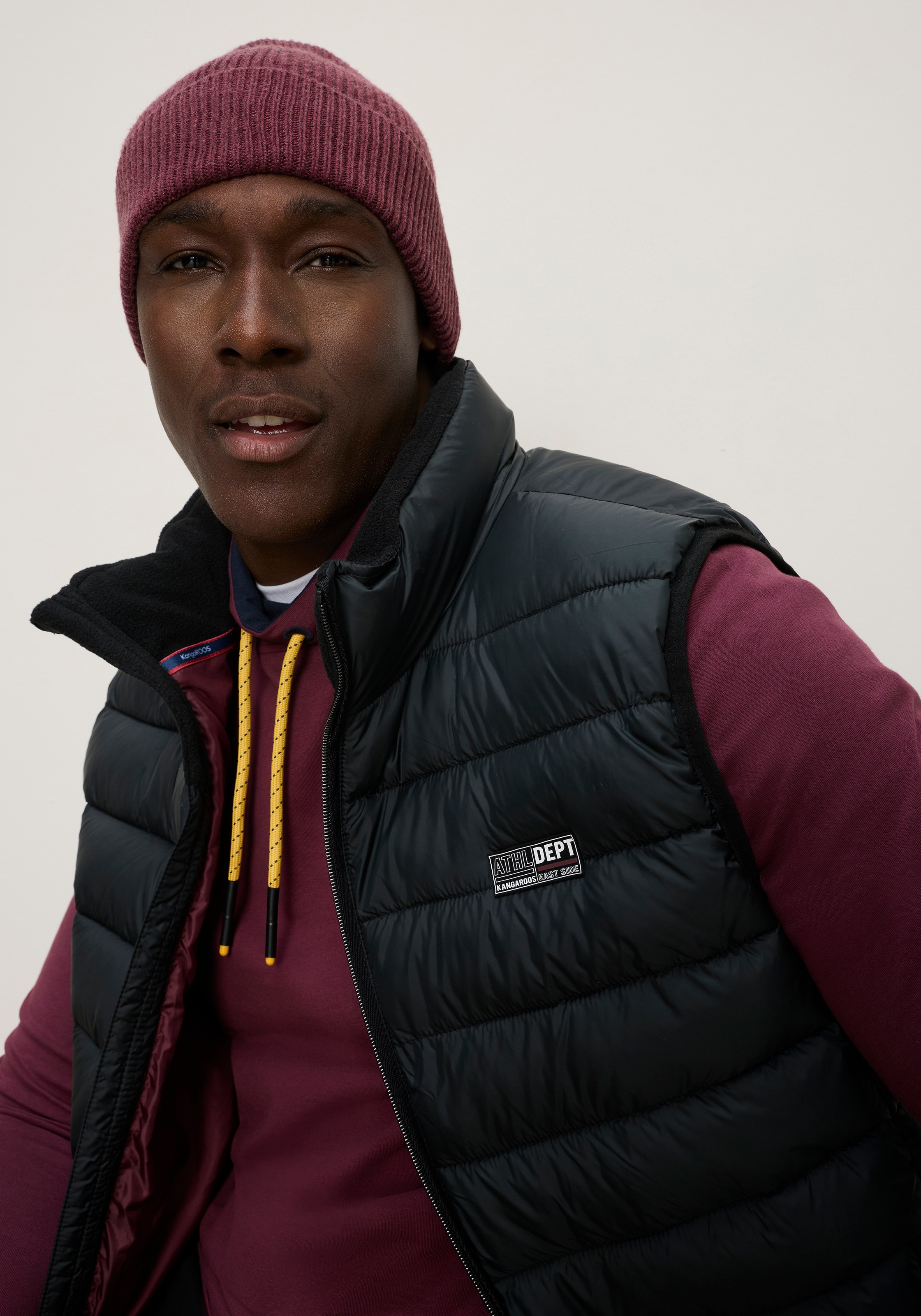 KangaROOS Gilet matelassé uni avec détails contrastants, idéal pour la transition