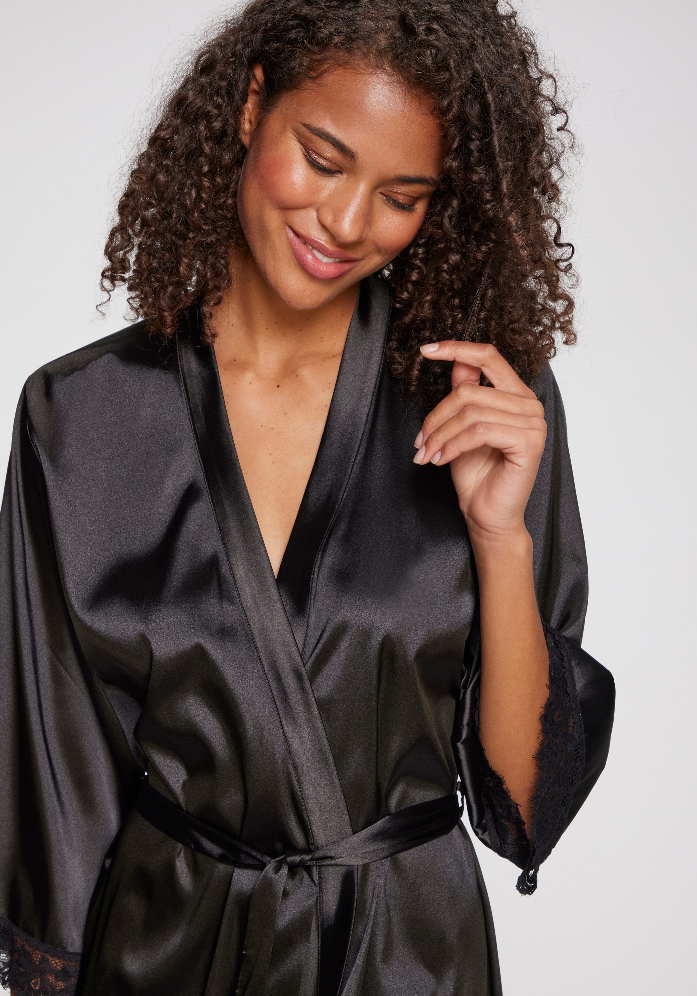 LASCANA Kimono 1-teilig,  Mit spitze besetzte Ärmel