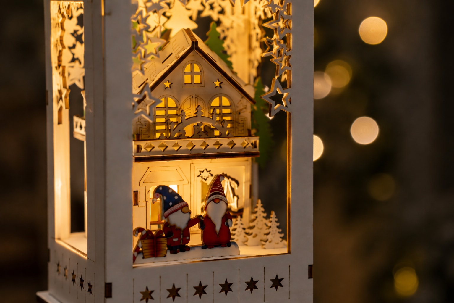 GOODproduct Weihnachtsszene »Fensterdeko mit warmer LED-Beleuchtung, weiss« Timerfunktion, mit Schlaufe,