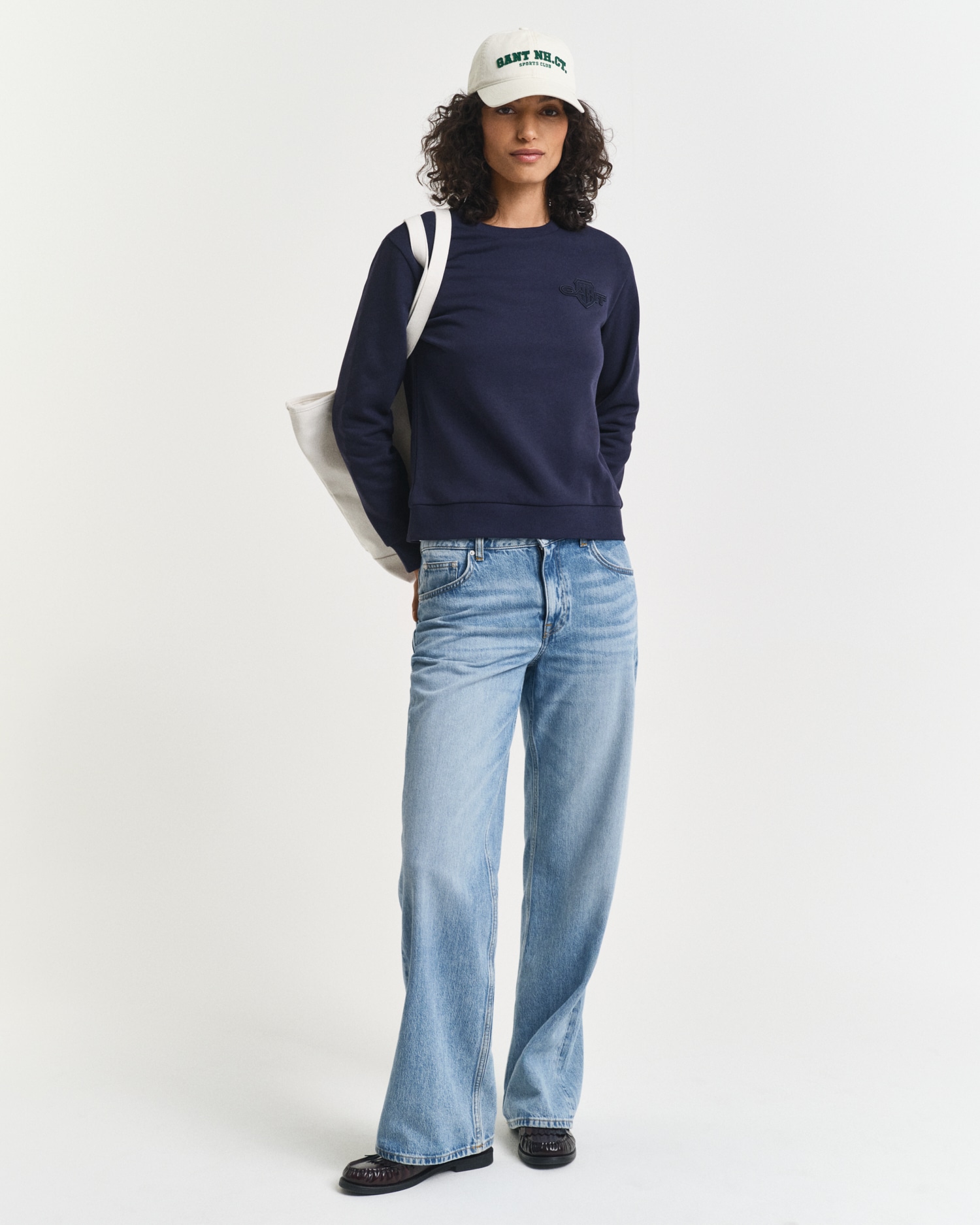 Gant Sweatshirt »REG TONAL SHIELD C-NECK SWEAT« Ton in Ton Stickerei, Rundhals