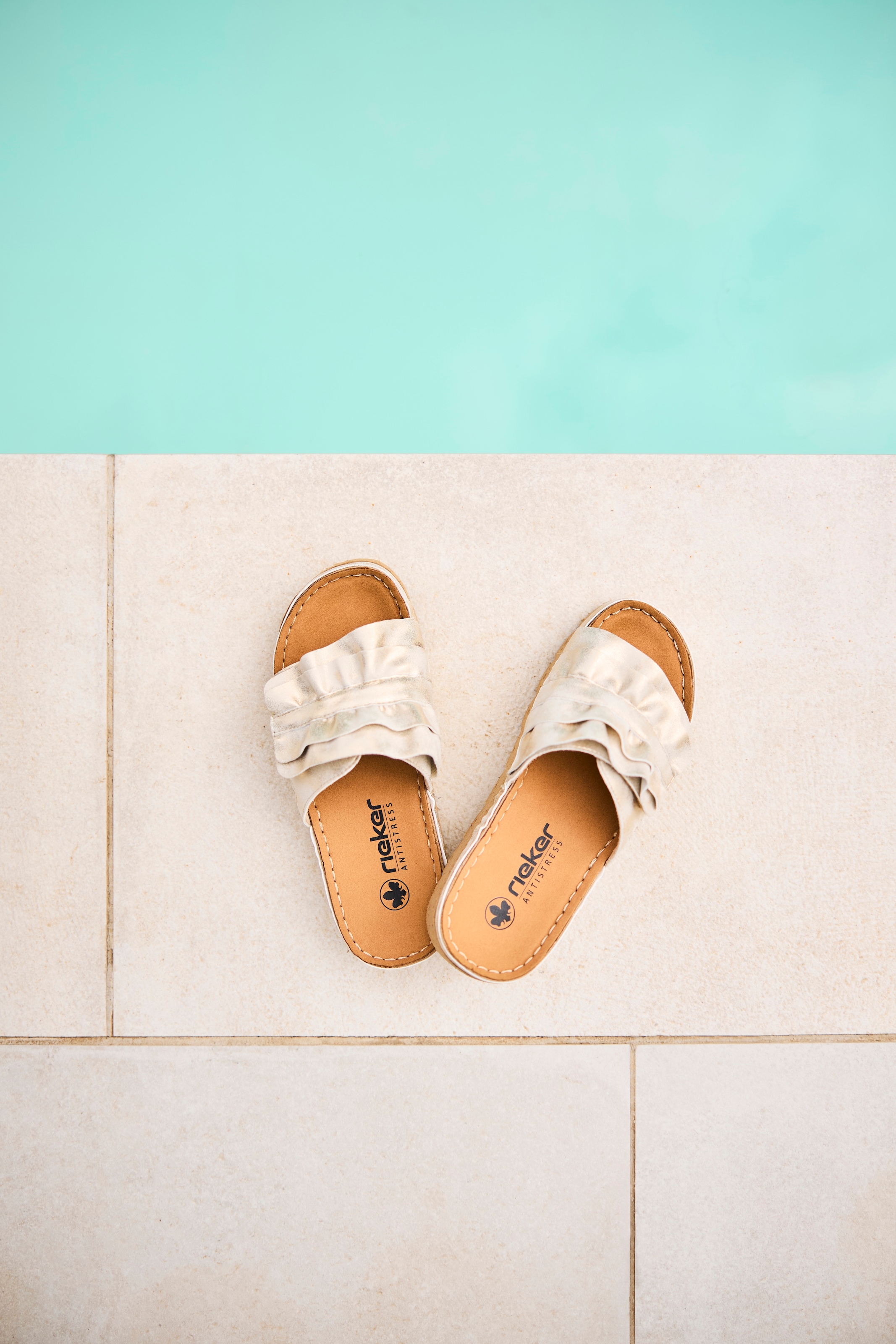 Rieker Pantolette  Sommerschuh, Strandschuh, Hausschuh mit modischer Plateausohle