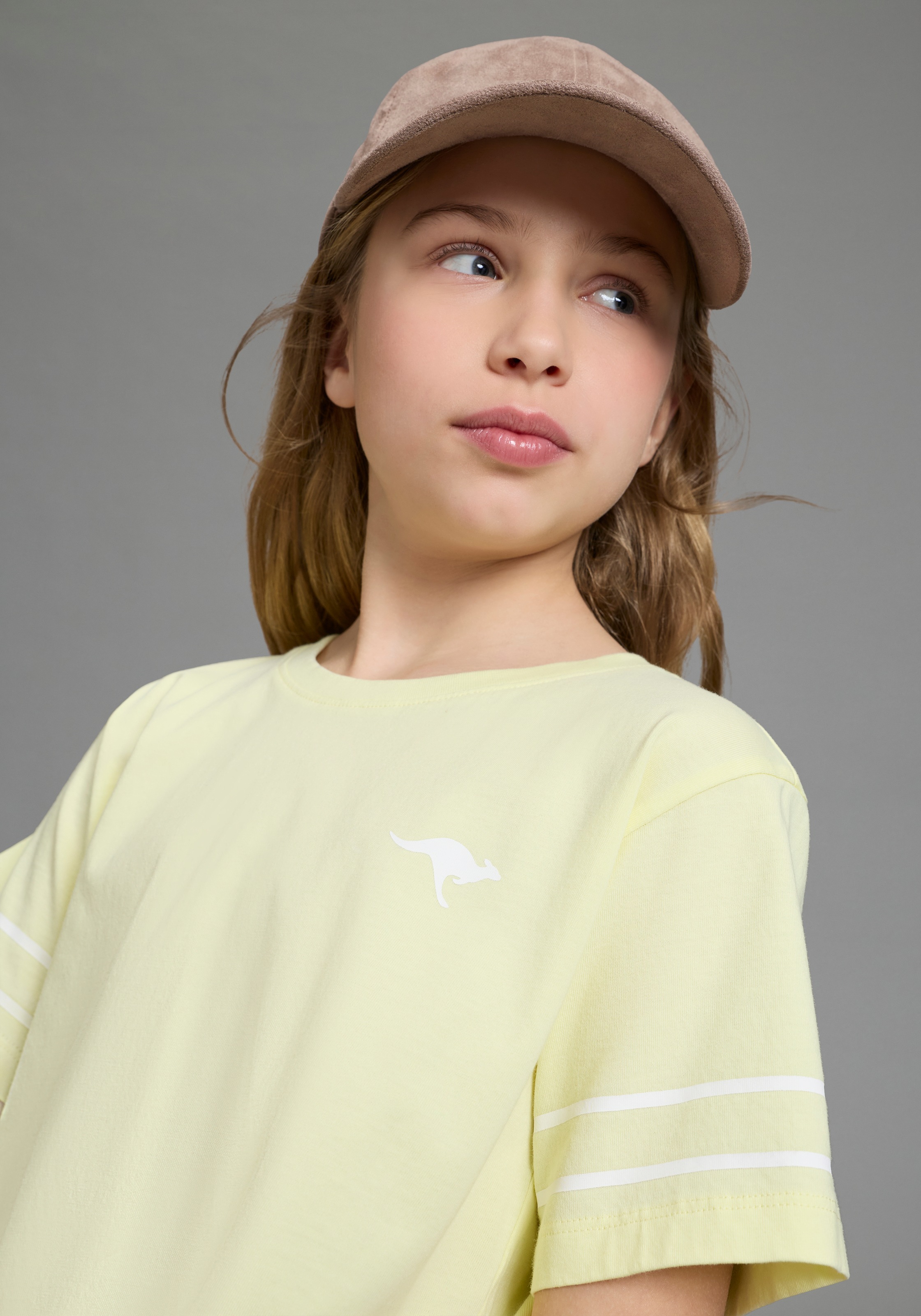 KangaROOS T-Shirt »Kangaroos mit trendigem Farbverlauf« kurzärmelig,  bequeme Passform,  mit Logodruck,  Rundhalsausschnitt