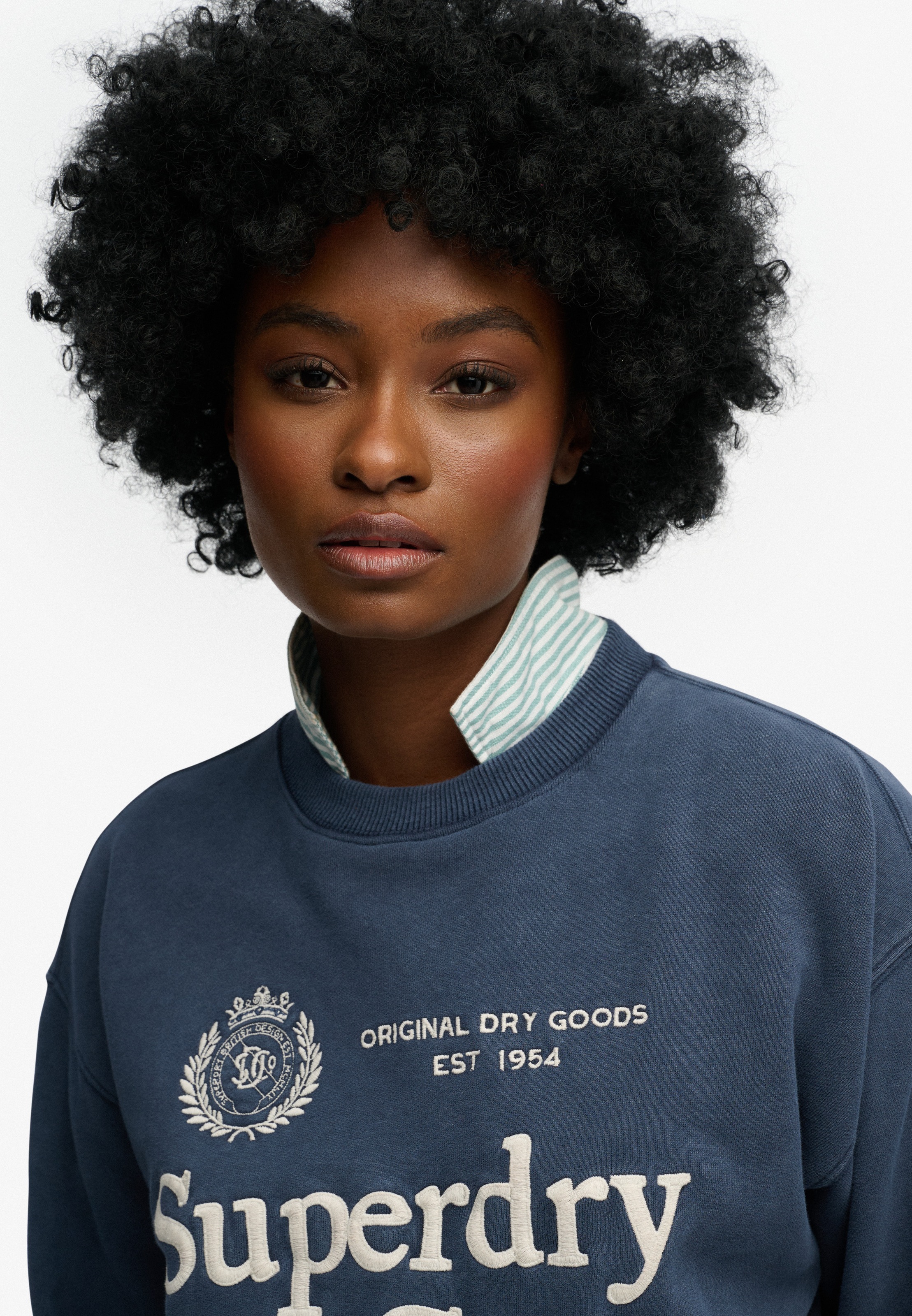 Superdry Sweatshirt »LUXE CASUAL EMB LOOSE CREW«, mit Print, aus Baumwolle, Relaxed Fit, ohne Verschluss
