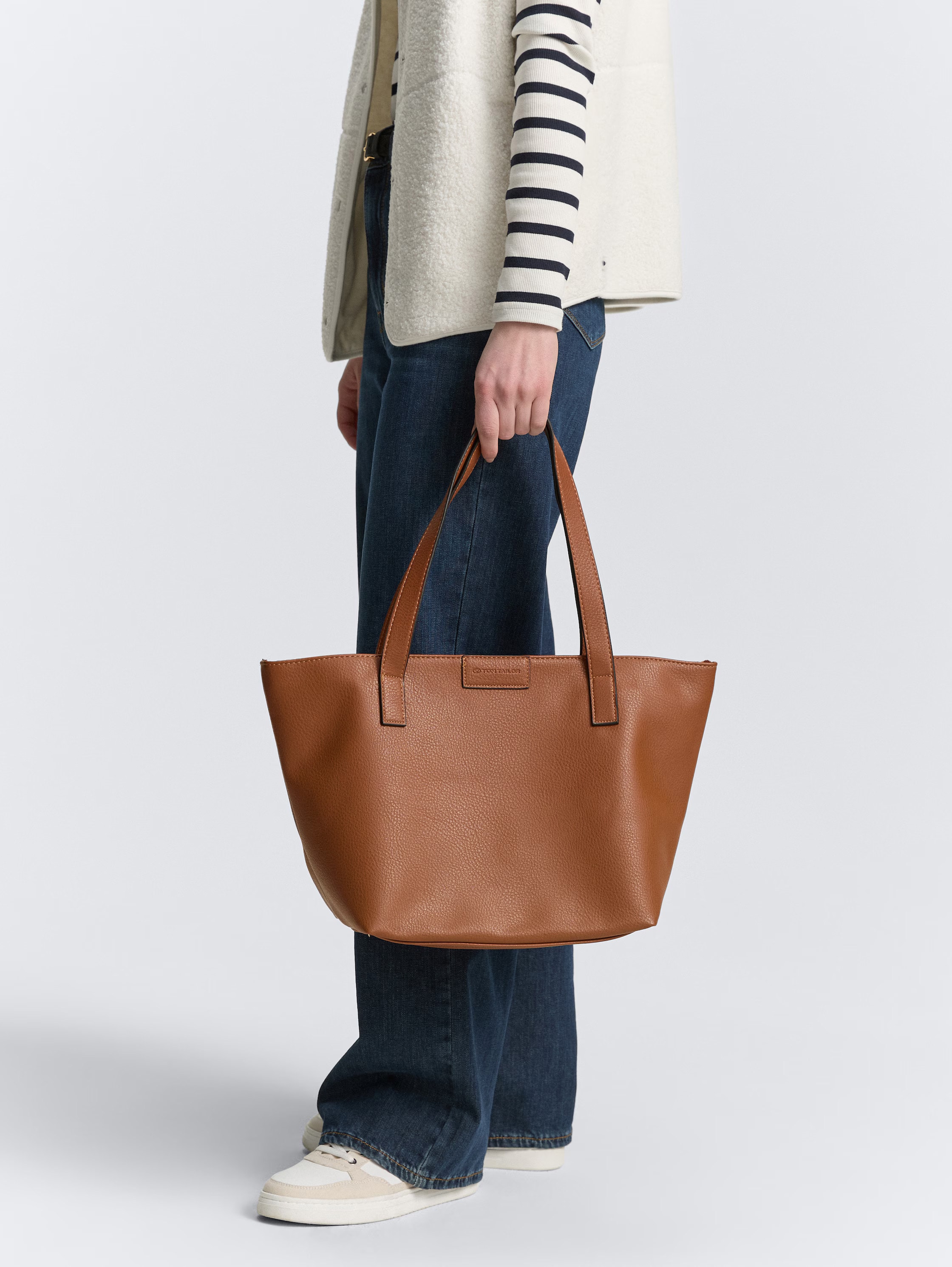 TOM TAILOR »Miri zip« aus griffigem Lederimitat mit praktischen flachen Handgriffen