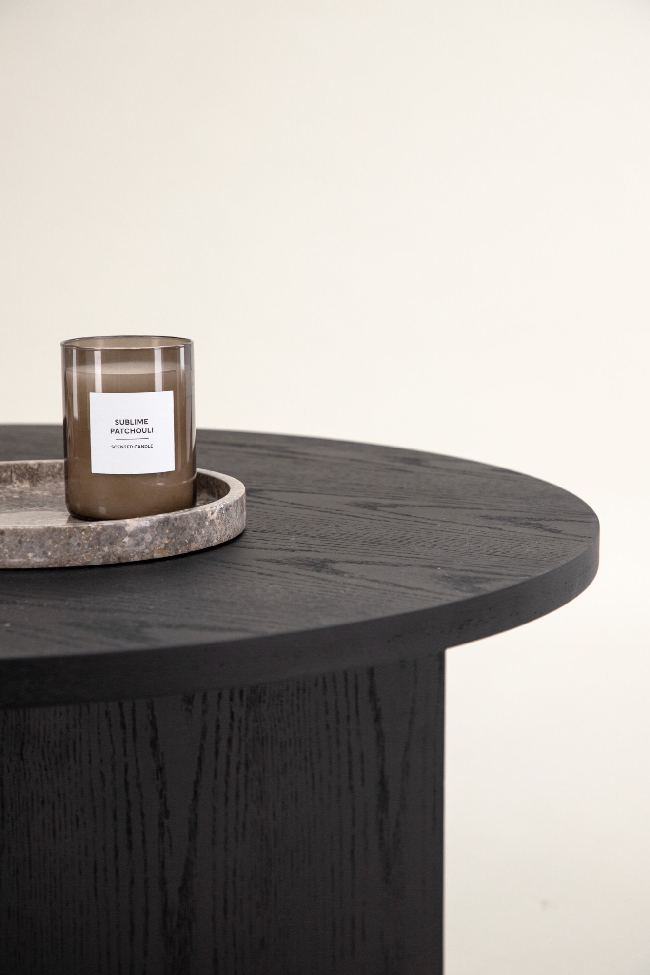 Venture Home Table basse »Saltö, kompakter Couchtisch in Holzfurnier-Optik, Schwarz, Ø 65 cm« Sofatisch, Furnier, rund, kompakt, niedrig, edel