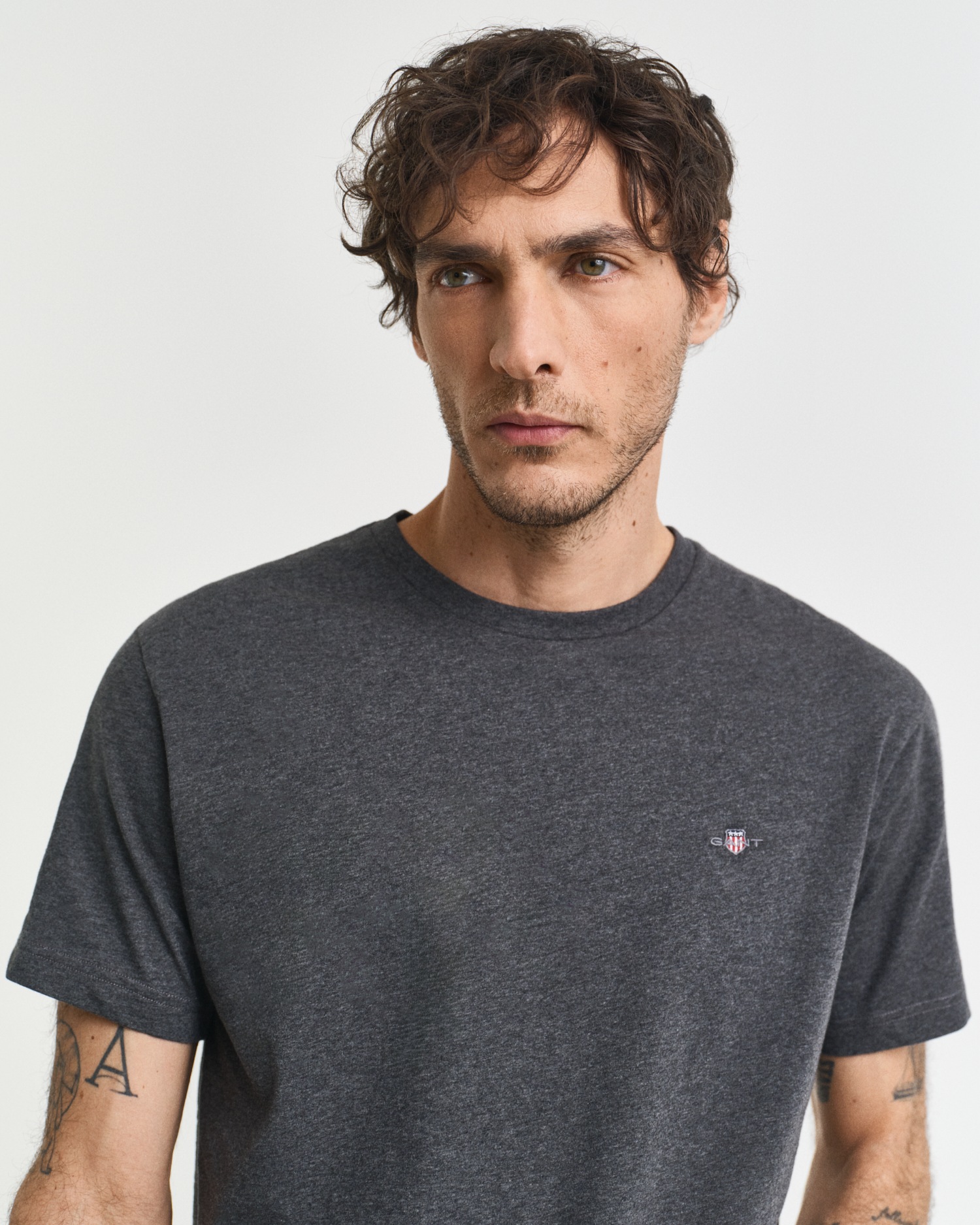 Gant T-shirt »REG SHIELD SS T-SHIRT« avec broderie du logo sur la poitrine