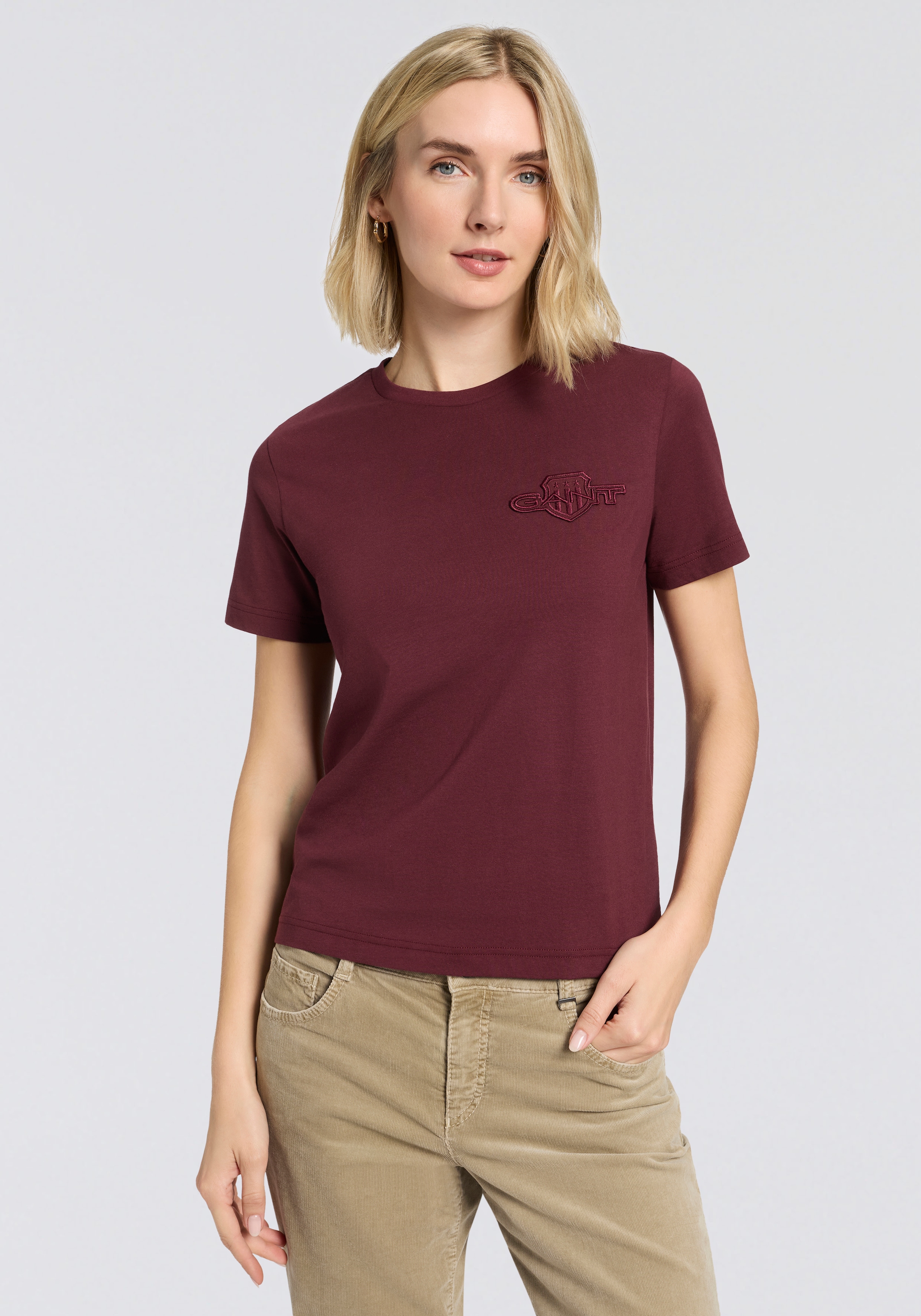 Gant T-shirt »REG TONAL SHIELD SS T-SHIRT« Rundhals, Ton in Ton Stickerei