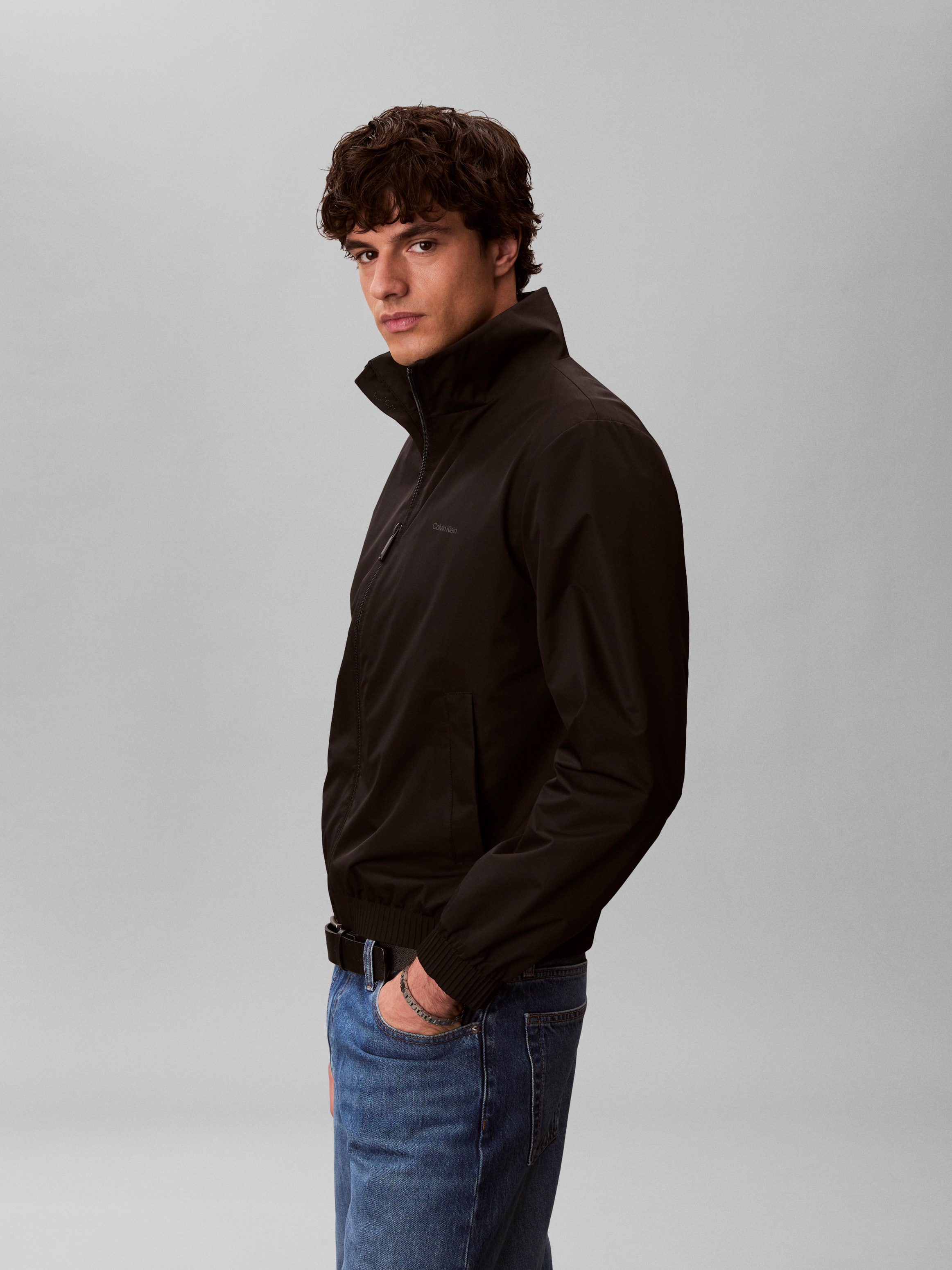 Calvin Klein Jeans Coupe-vent »LS NYLON STAND COLLAR WINDBREAKE« sans capuche coupe régulière avec col montant