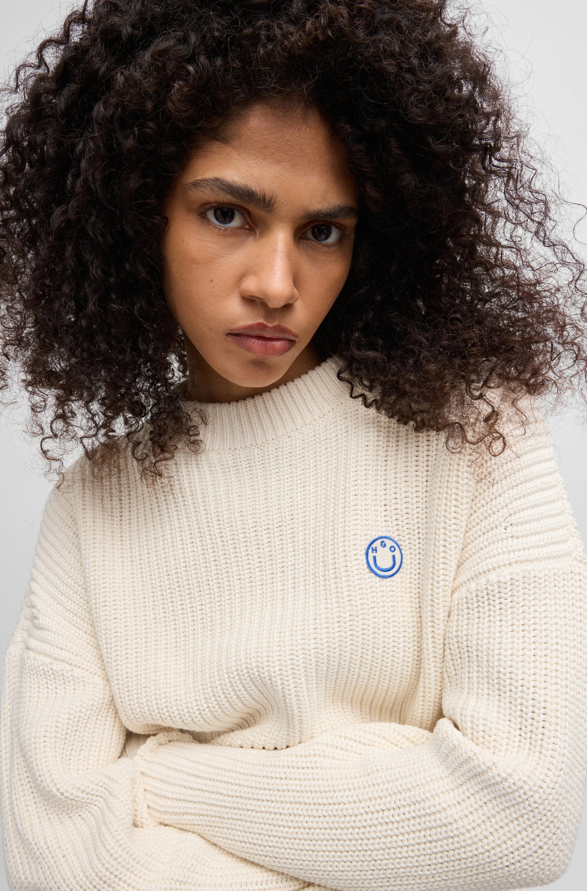 HUGO Blue Pull en tricot »Slogery« mit "Happy Hugo" Badge