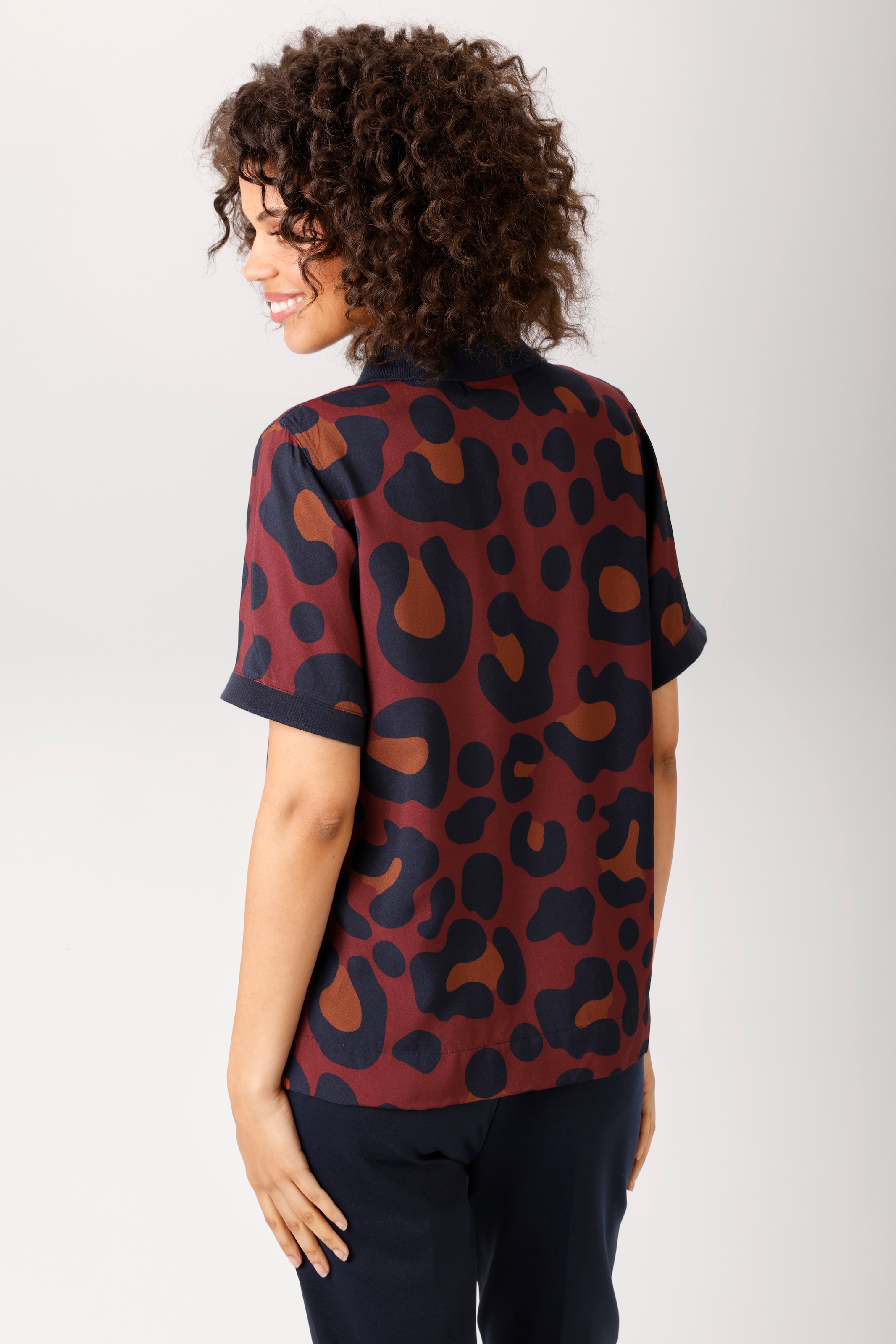 Aniston CASUAL Blouse à manches courtes en imprimé animal extravagant - chaque pièce est unique
