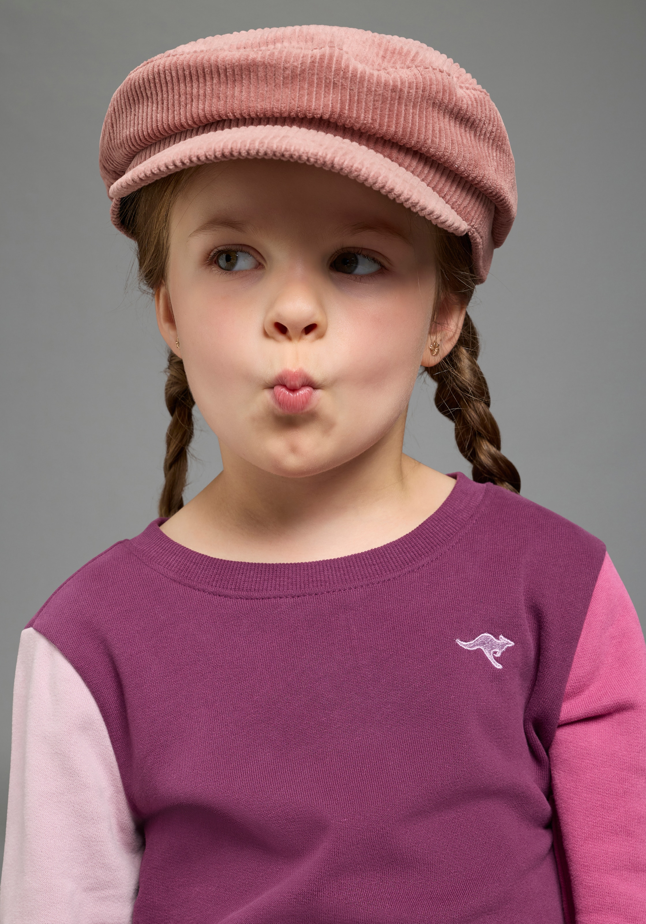 KangaROOS Sweatshirt »Sweatshirt mit kontrastfarbigen Ärmeln und KangaROOS Stickerei«, Colorblocking, aus Sweatware, in Basic-Passform, Mini-Me
