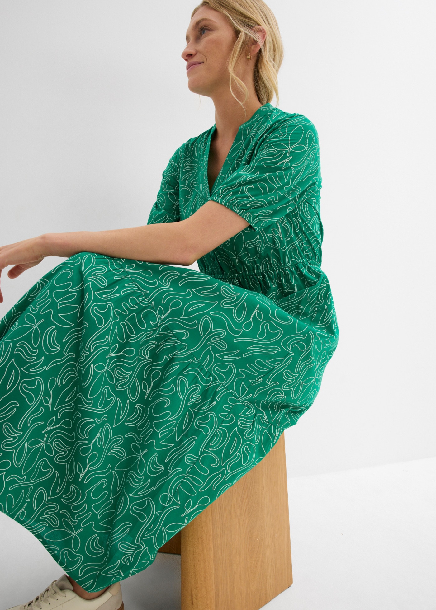 bonprix Midikleid körperumspielende Form, mit Henleykragen, Halbarm-Design