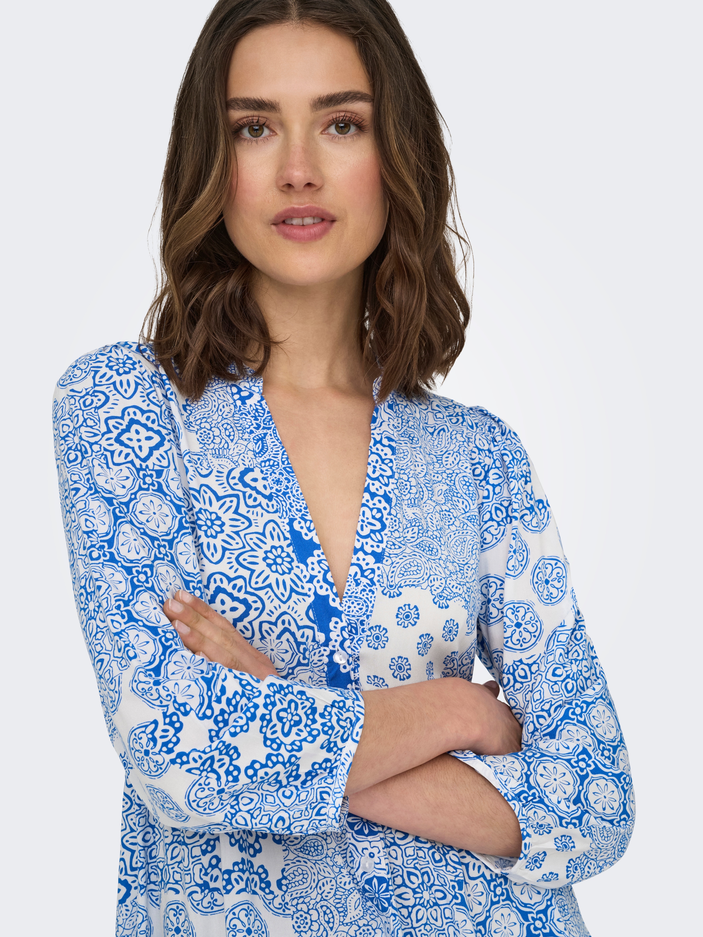 ONLY Robe tunique »ONLMILANA – Tunikakleid aus Viskose mit geblümtem Print« Fleuri, à la mode, coupe loose, viscose, col en V