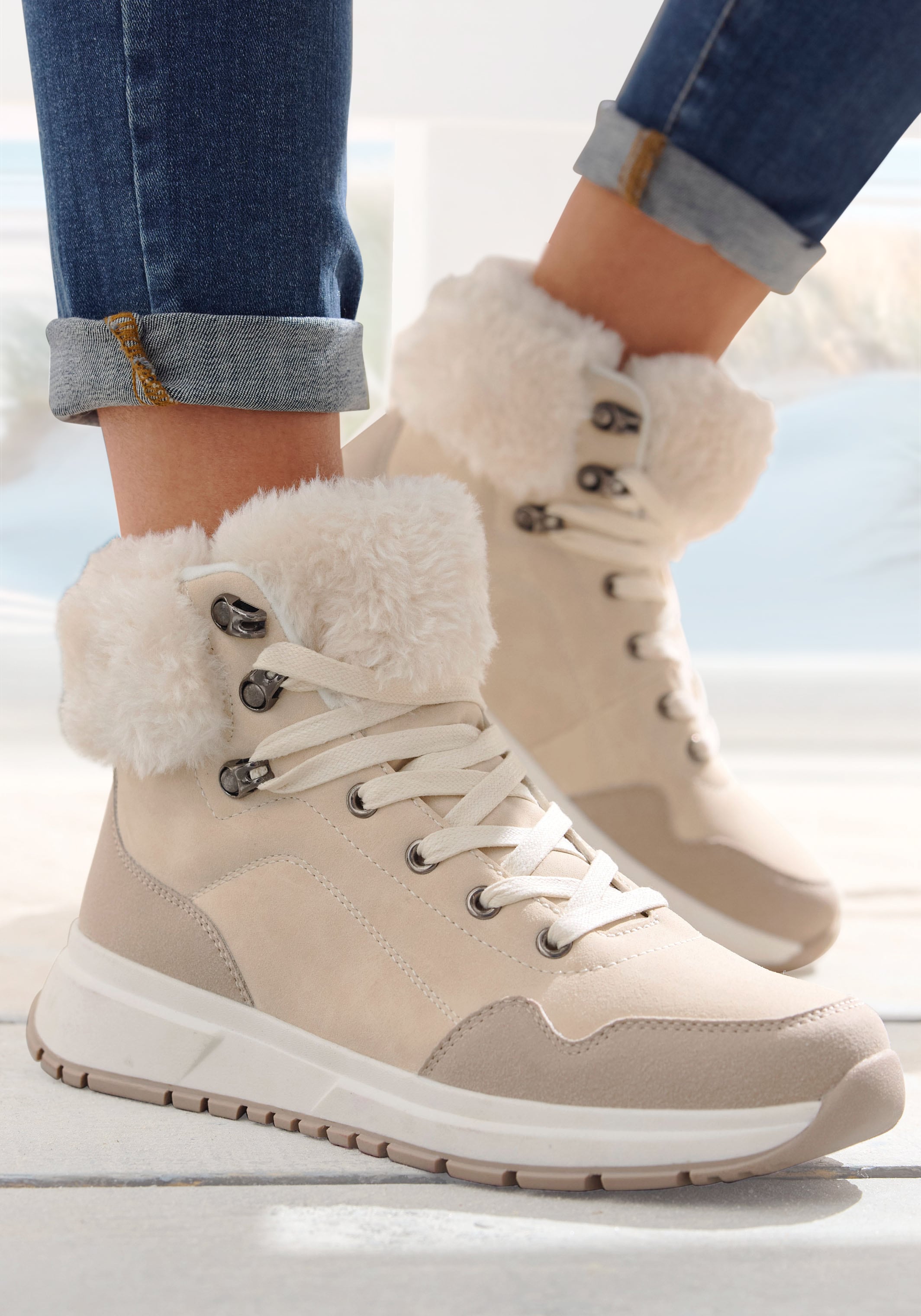 LASCANA Bottes d'hiver »High Top Sneaker, Schnürschuh, Boots, Stiefelette«  aus wasserabweisendem Material mit Warmfutter VEGAN