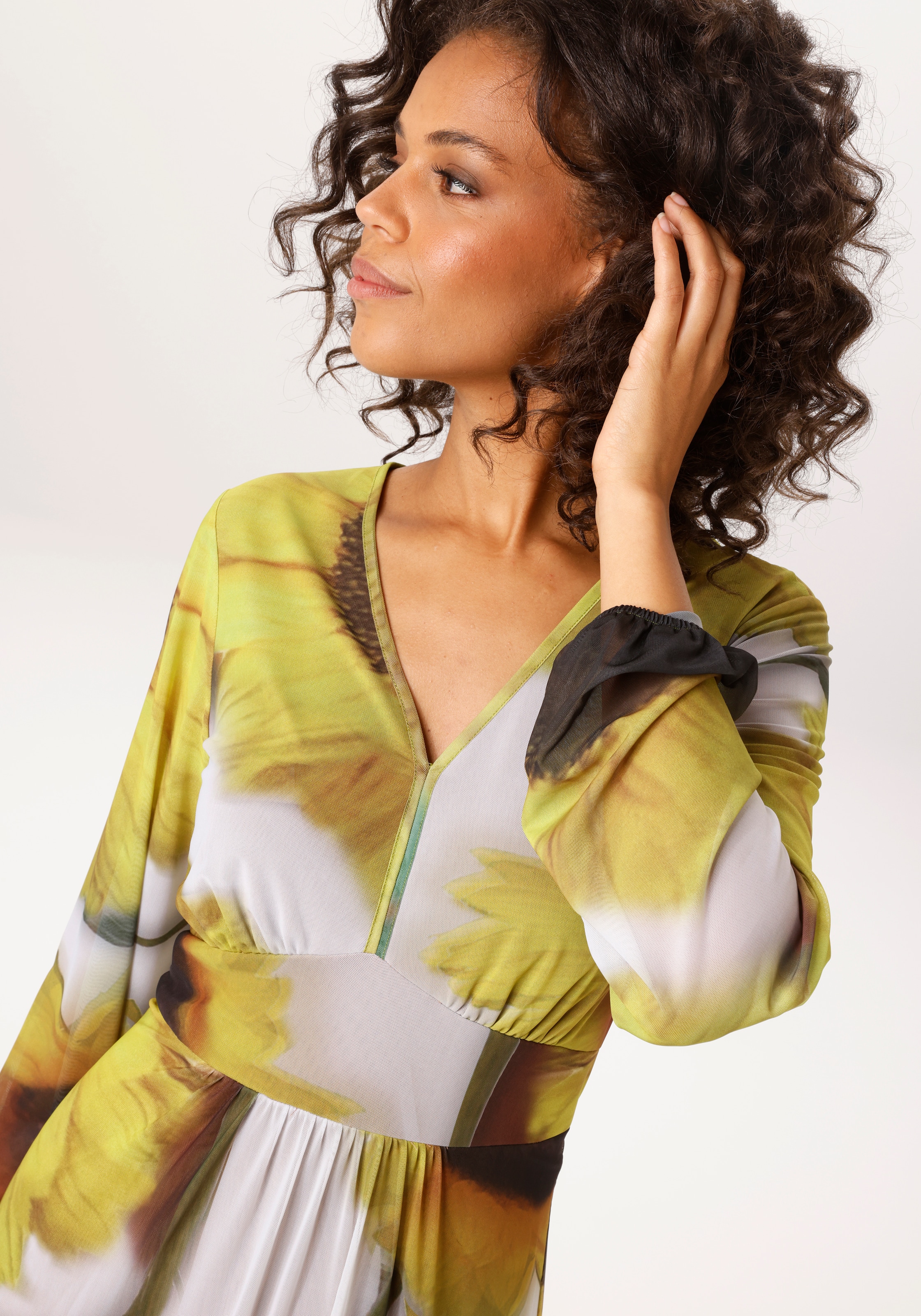 Aniston CASUAL Maxi robe mit grossflächigen Sonnenblumen bedruckt