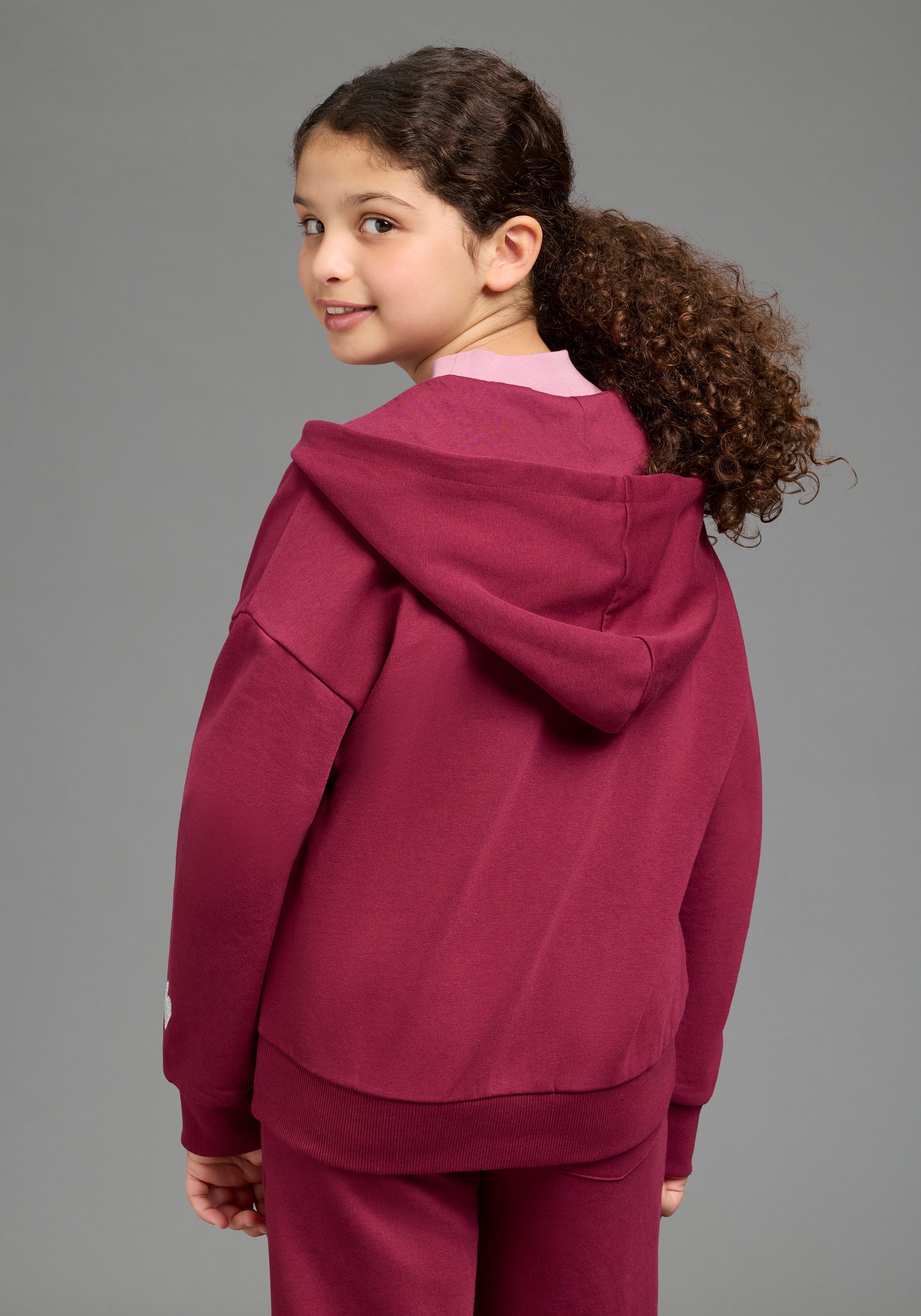 KIDSWORLD Sweat à capuche »Lässige Sweatjacke mit kleinem  Logo« Coupe ample