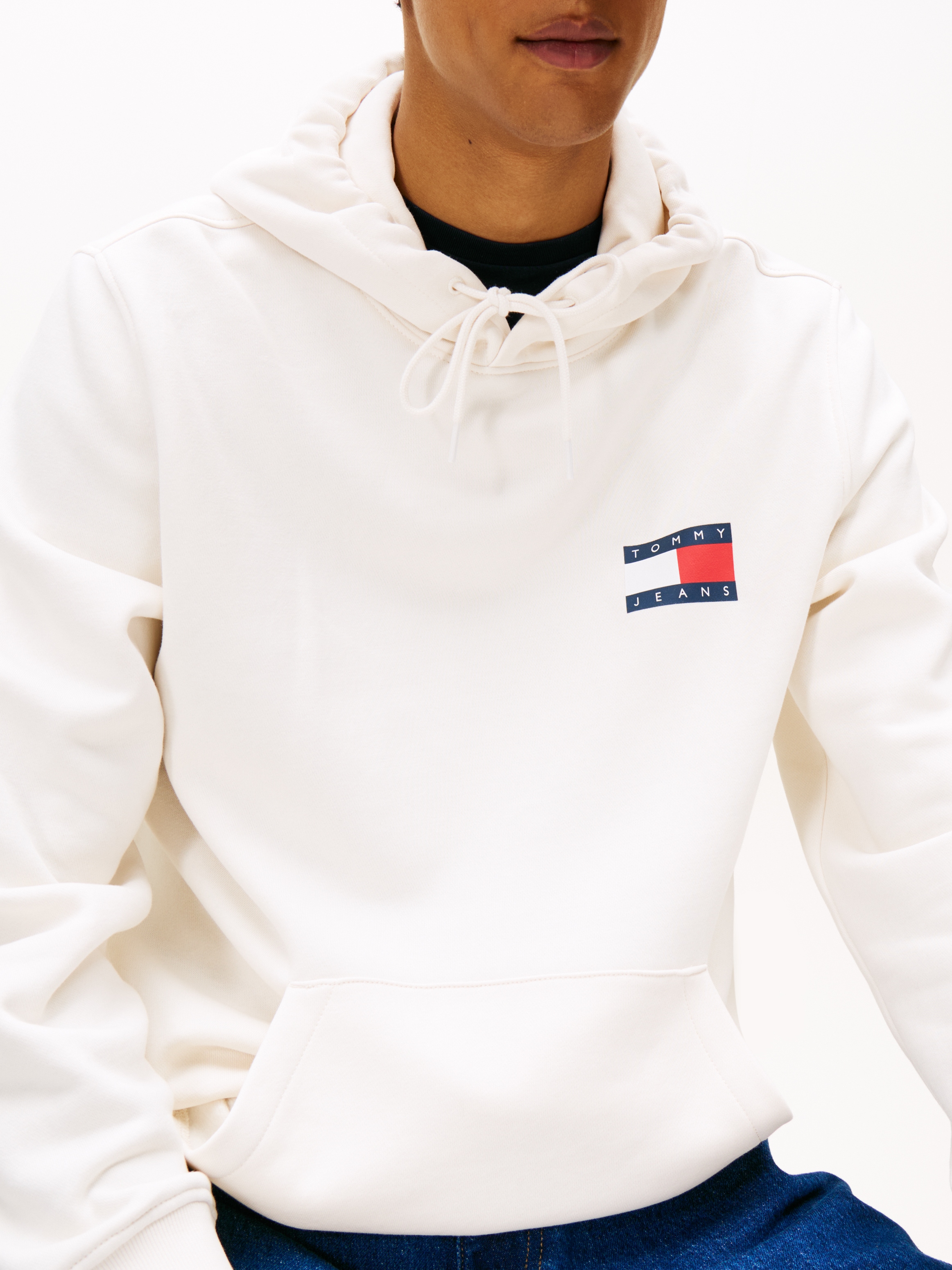 Tommy Jeans Sweat-shirt »TJM REG ESSENTIAL FLAG HOOD EXT«, avec logo de marque imprimé à hauteur de poitrine
